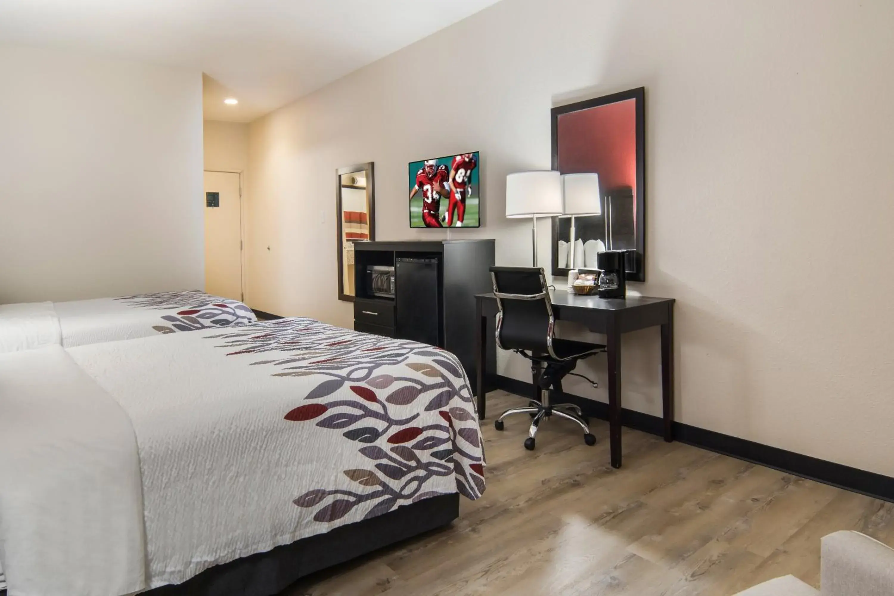 Photo of the whole room, Bed in Red Roof Inn Fort Worth - Saginaw