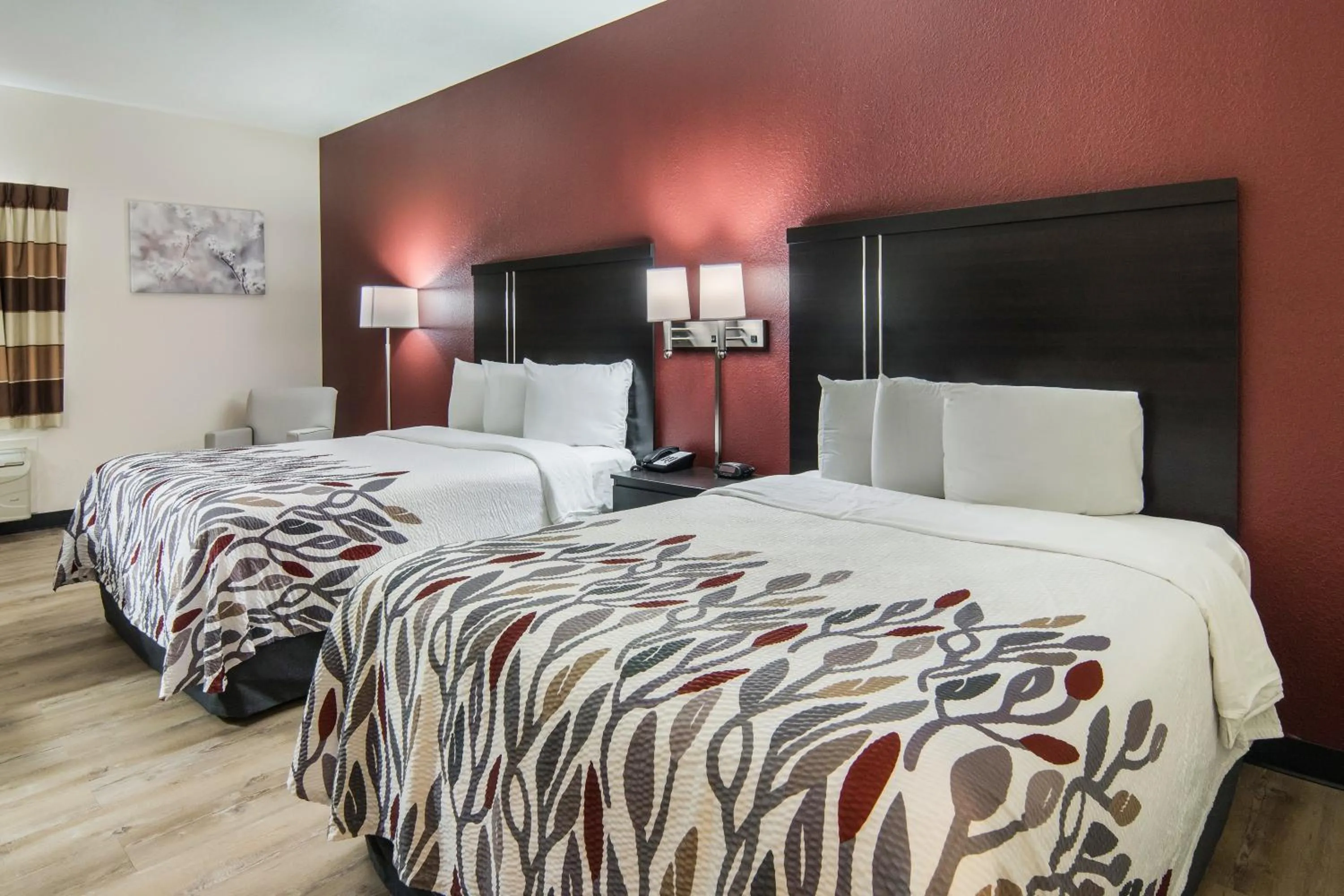 Photo of the whole room, Bed in Red Roof Inn Fort Worth - Saginaw