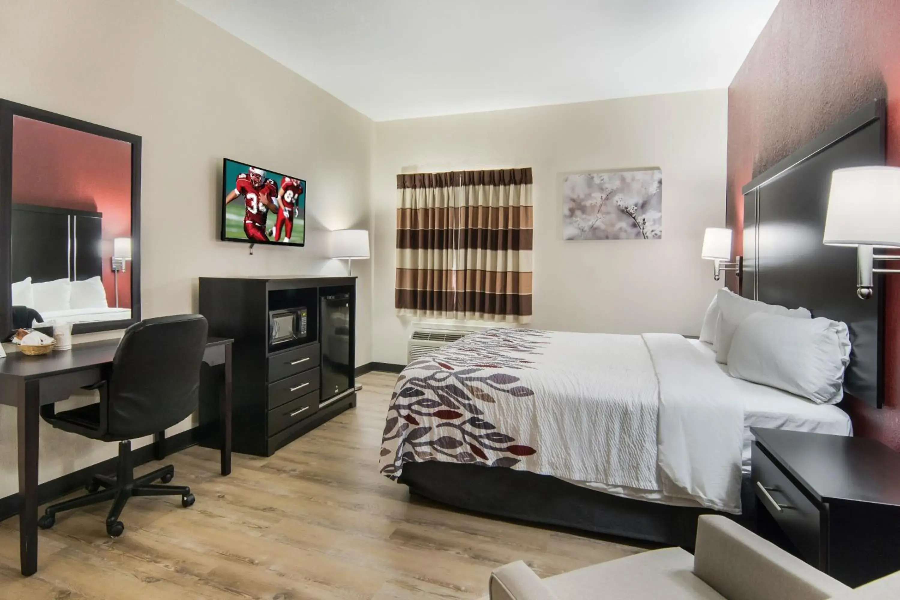 Photo of the whole room, Bed in Red Roof Inn Fort Worth - Saginaw