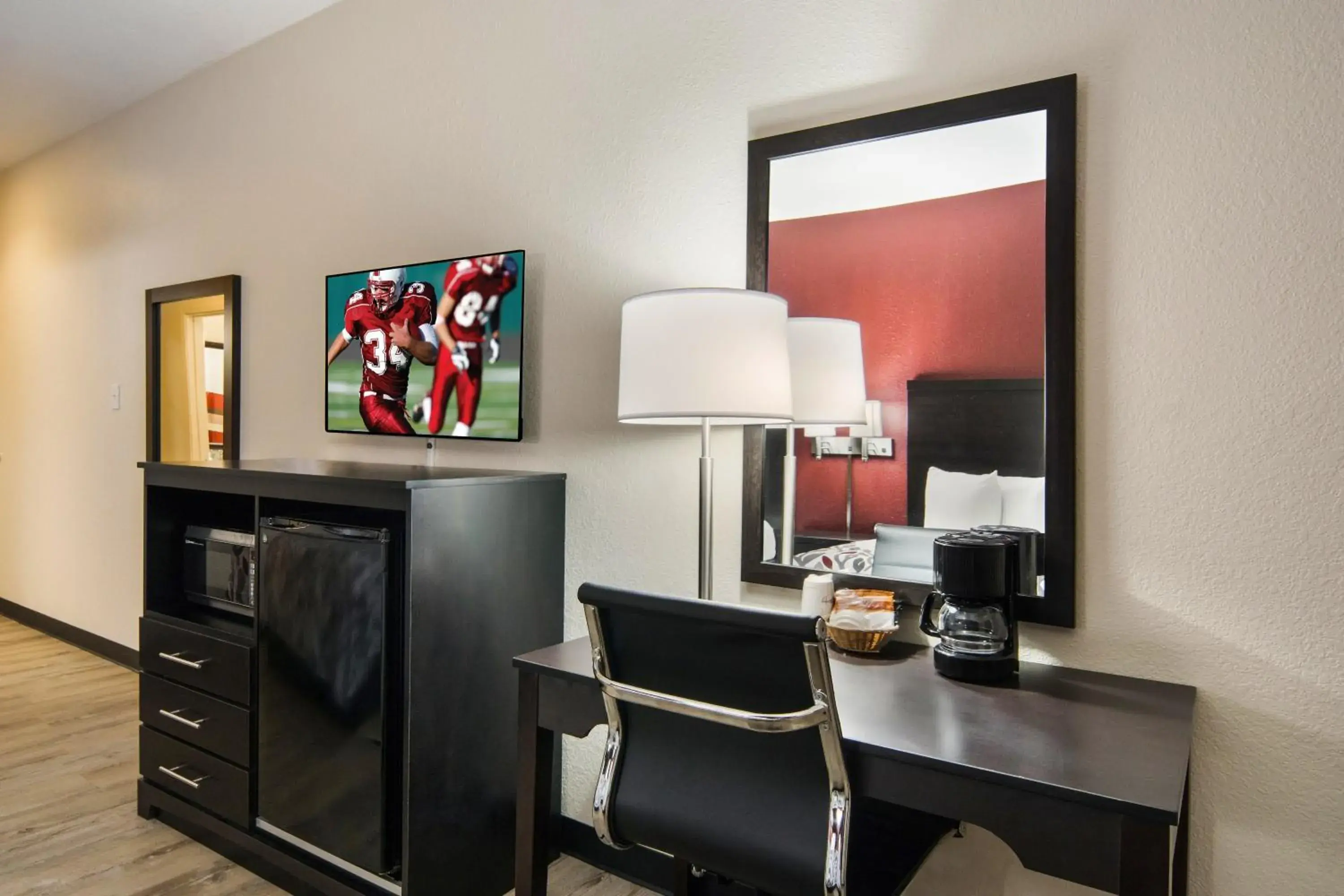 Photo of the whole room, Seating Area in Red Roof Inn Fort Worth - Saginaw