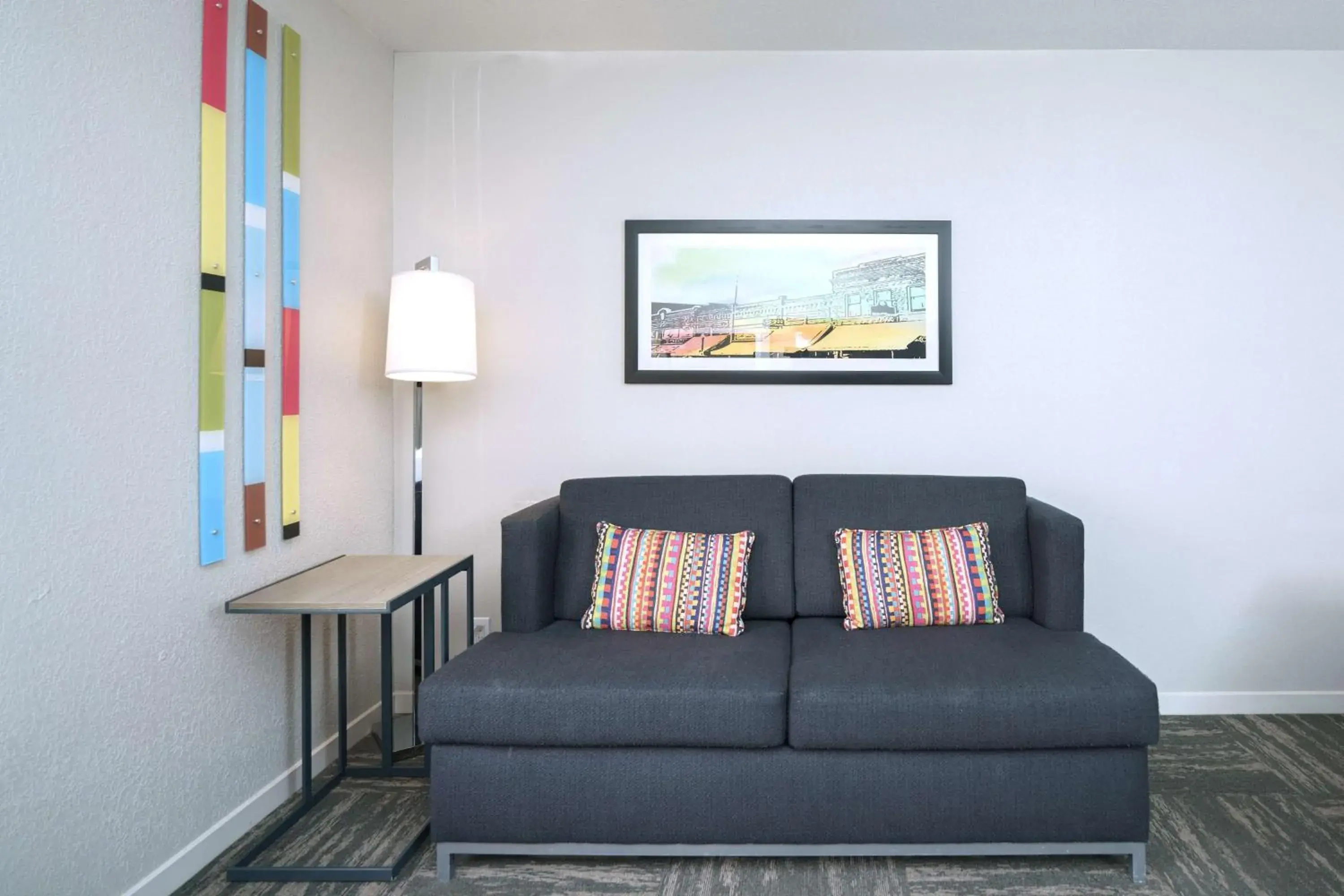 Living room in Hampton Inn Hays-North of I-70 Living room in Hampton Inn Hays-North of I-70