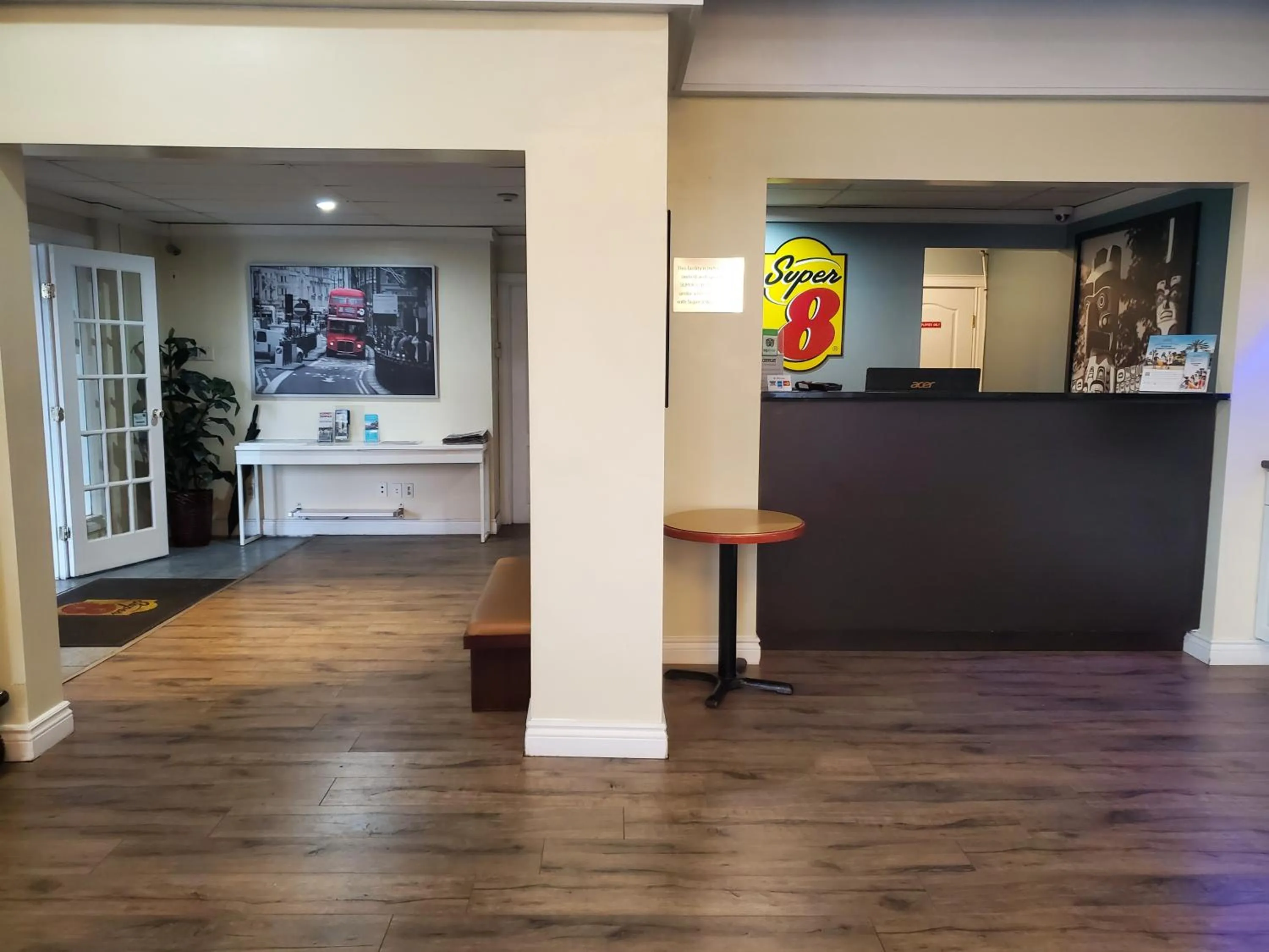 Lobby or reception in Super 8 by Wyndham Duncan