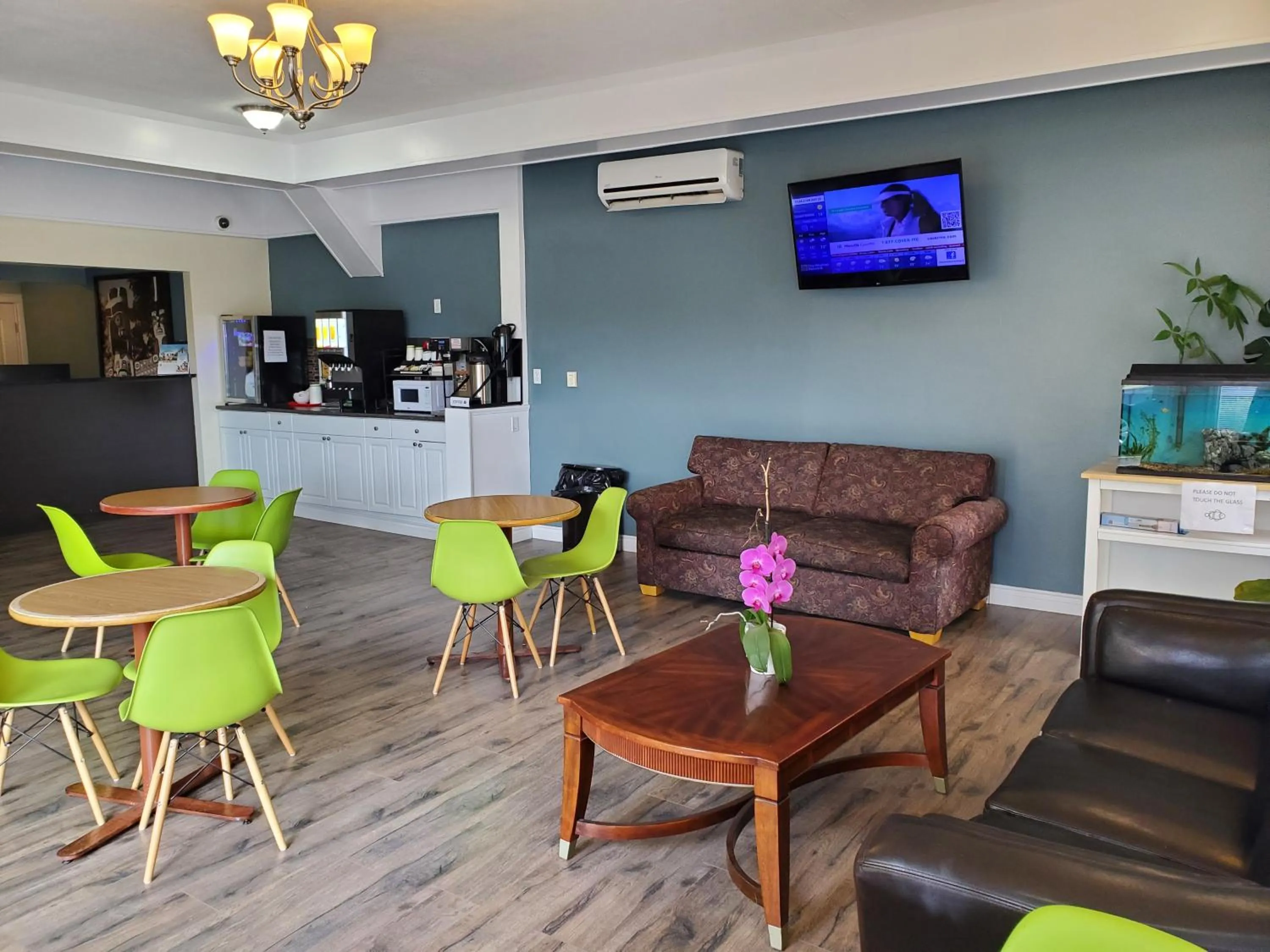 Communal lounge/ TV room in Super 8 by Wyndham Duncan