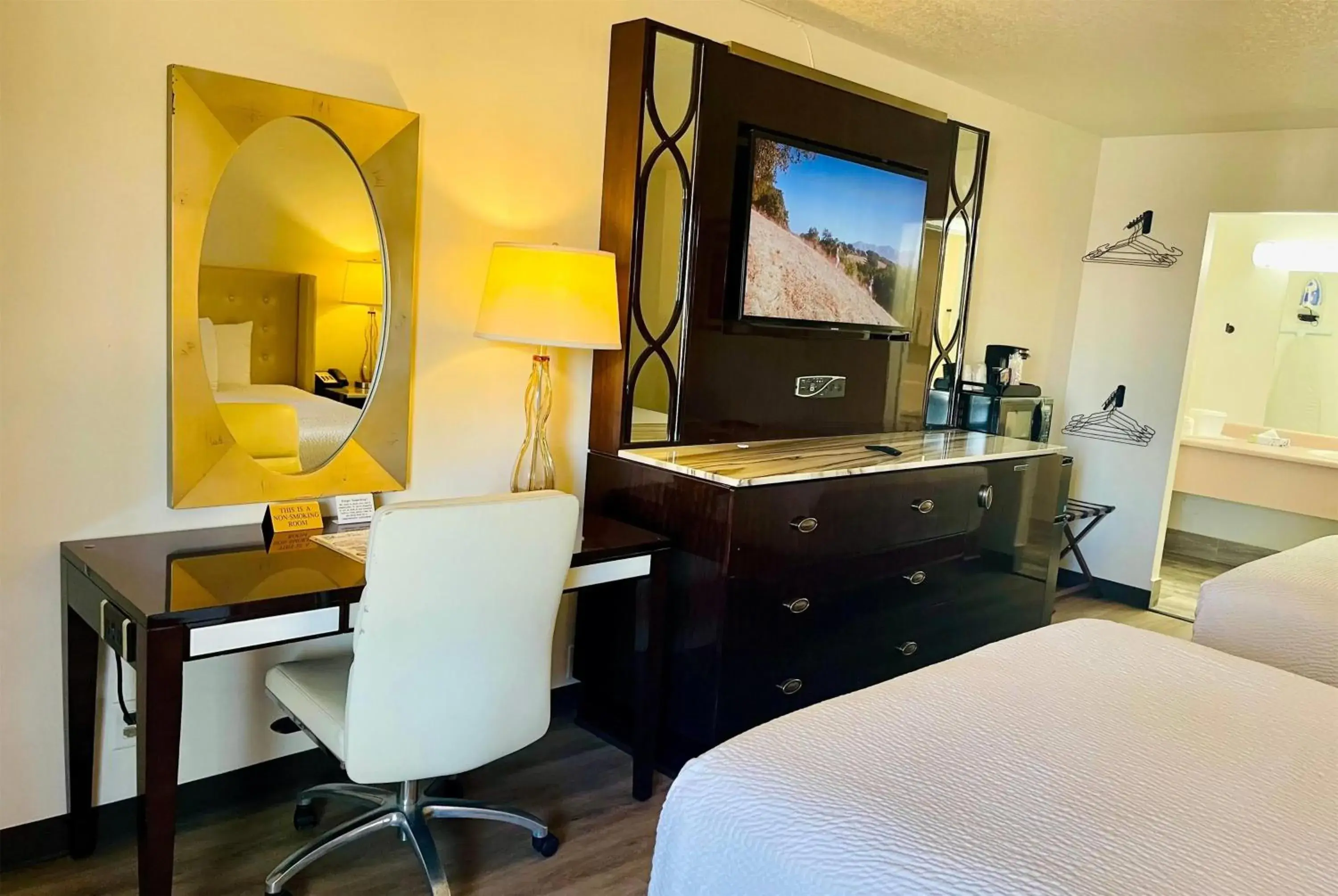 Queen Room with Two Queen Beds - Non-Smoking in Ramada by Wyndham Yuma Queen Room with Two Queen Beds - Non-Smoking in Ramada by Wyndham Yuma