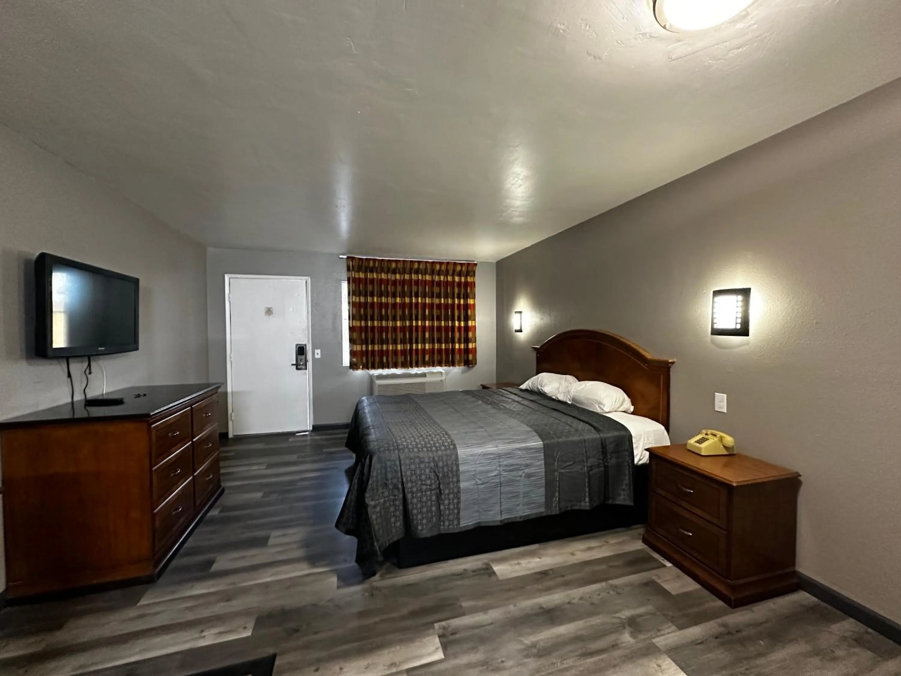 Bed in Sunpark Inn & Suites