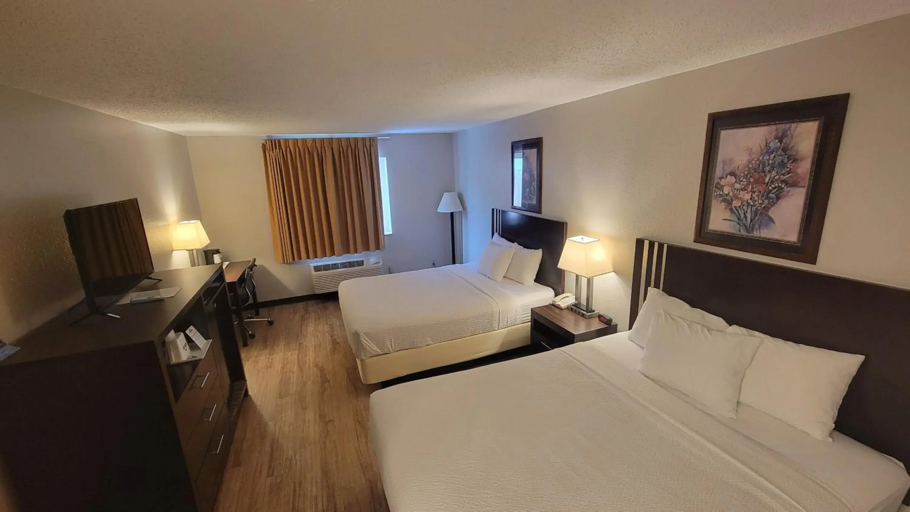 Queen Room with Two Queen Beds - Non-Smoking in Days Inn by Wyndham Sheridan Queen Room with Two Queen Beds - Non-Smoking in Days Inn by Wyndham Sheridan