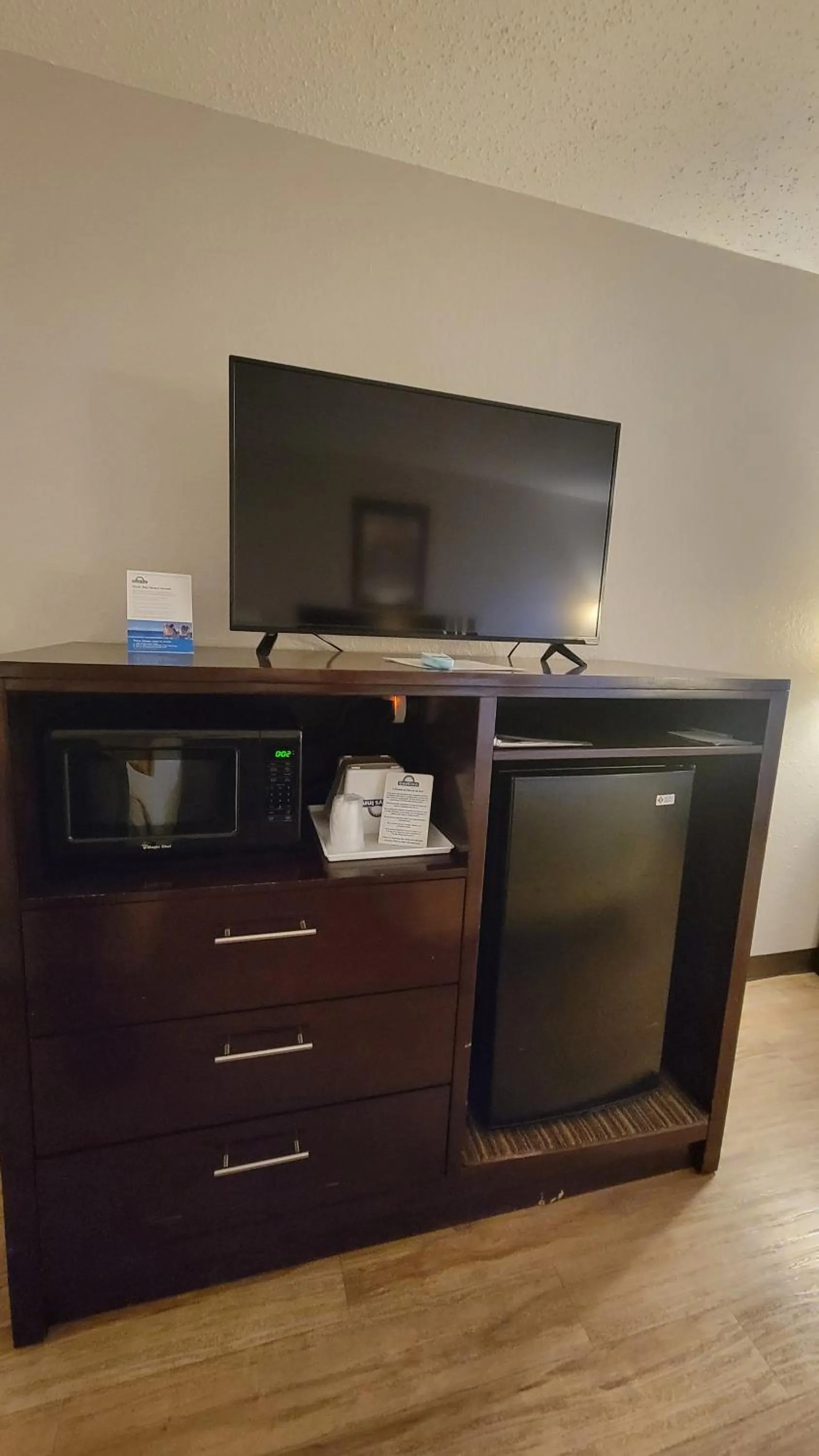 TV and multimedia in Days Inn by Wyndham Sheridan