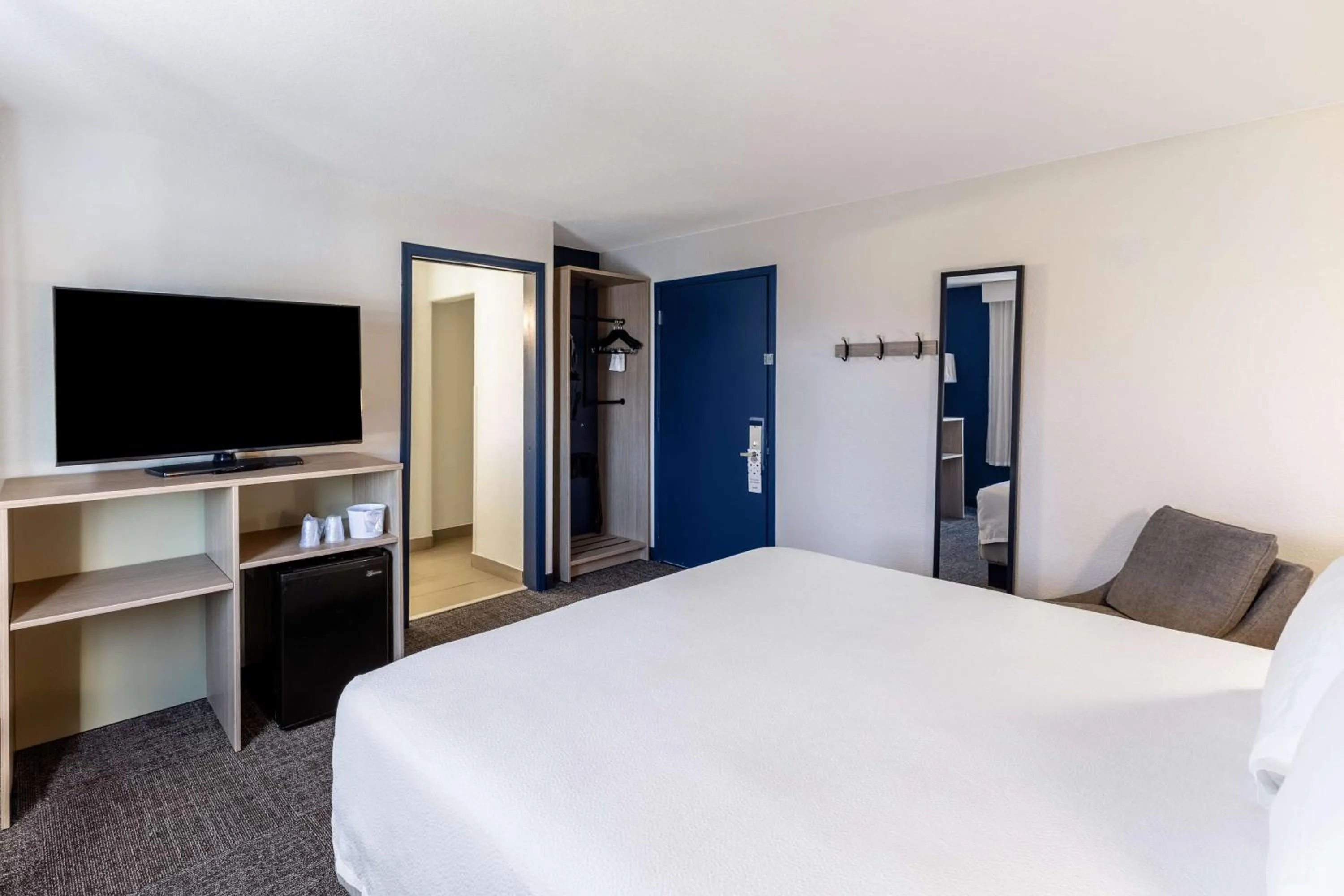 Photo of the whole room, Bed in Spark by Hilton Phoenix-Glendale-Peoria
