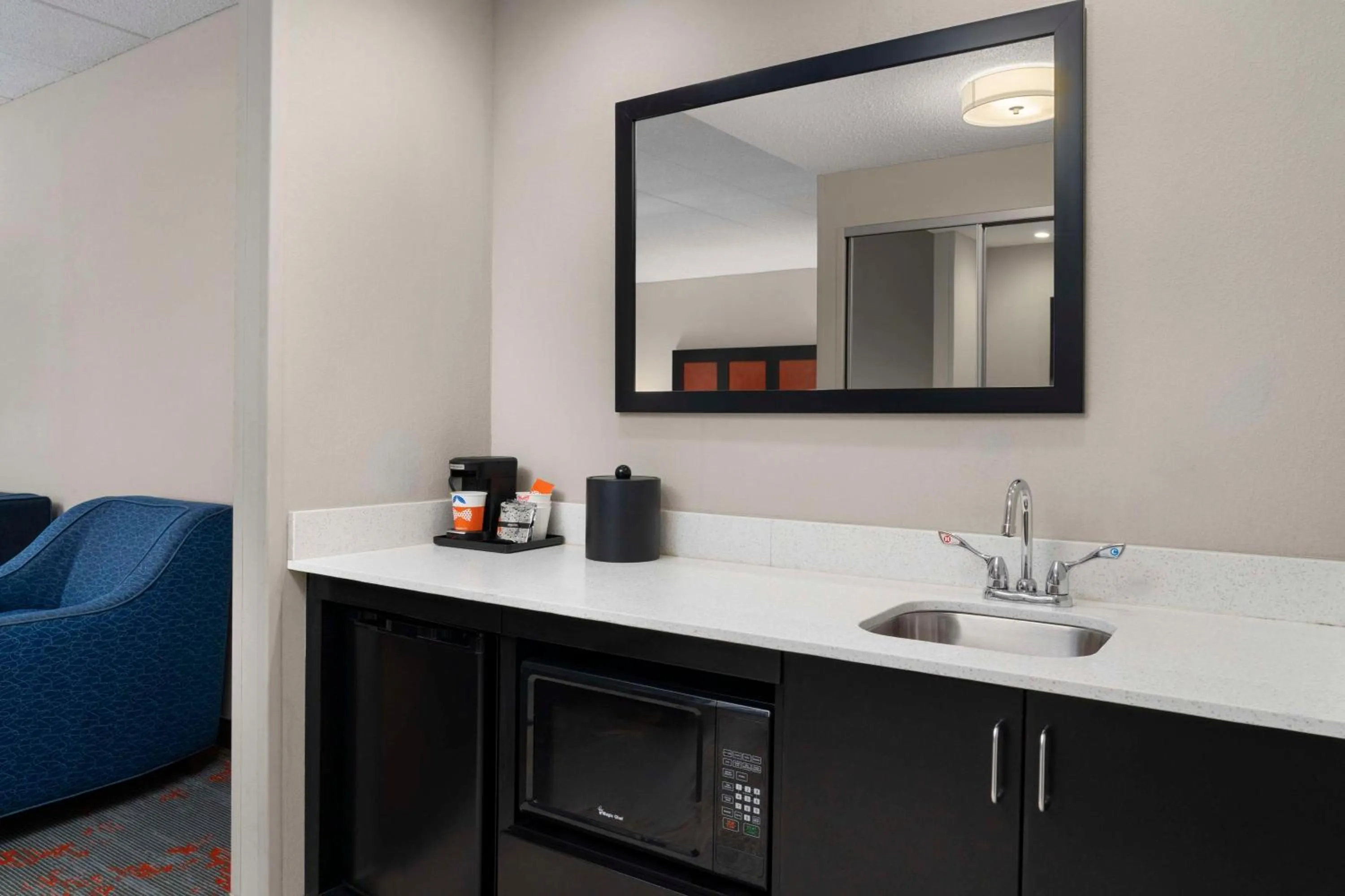 Photo of the whole room in Hampton Inn Stafford / Quantico-Aquia