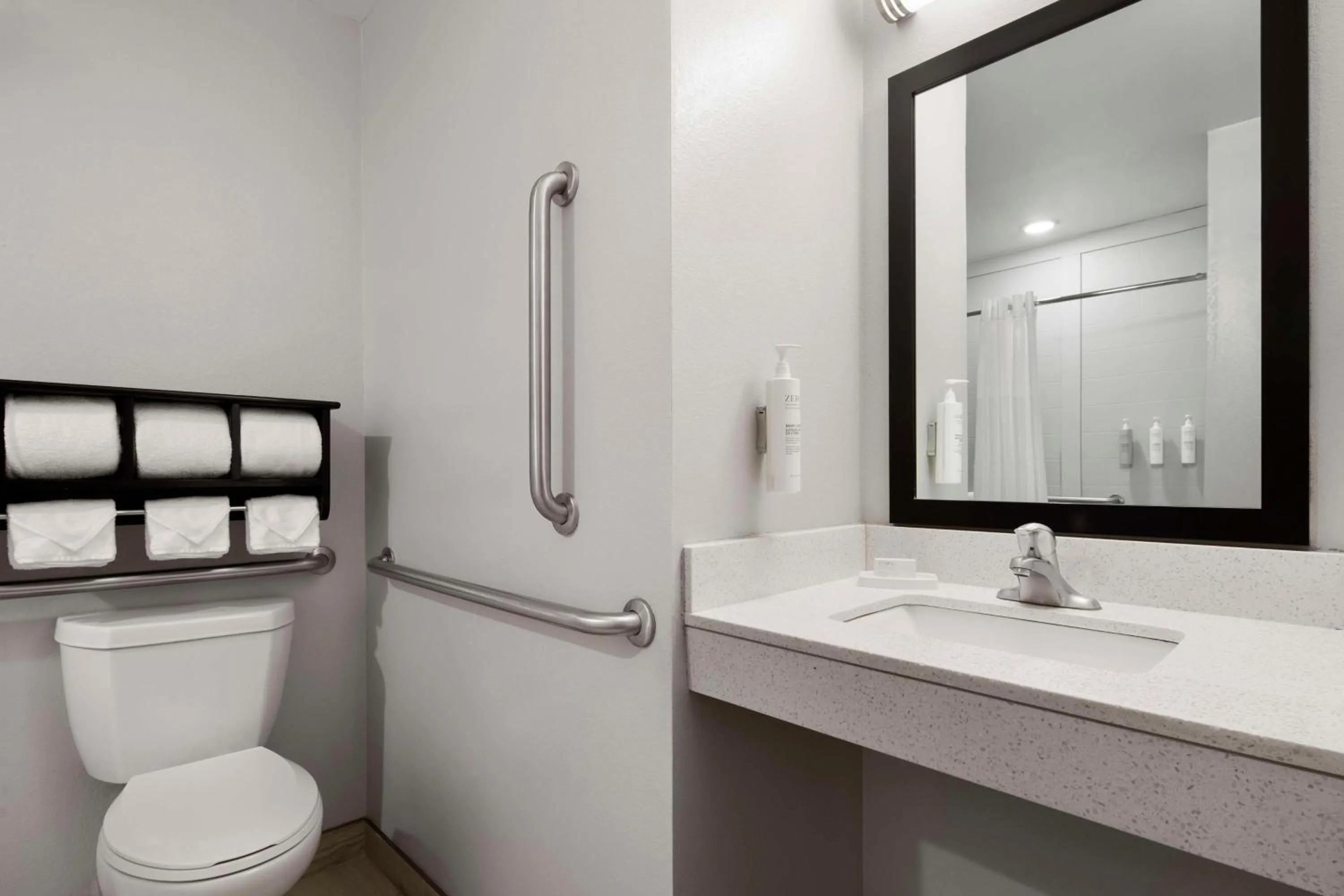 Bathroom in Hampton Inn Stafford / Quantico-Aquia