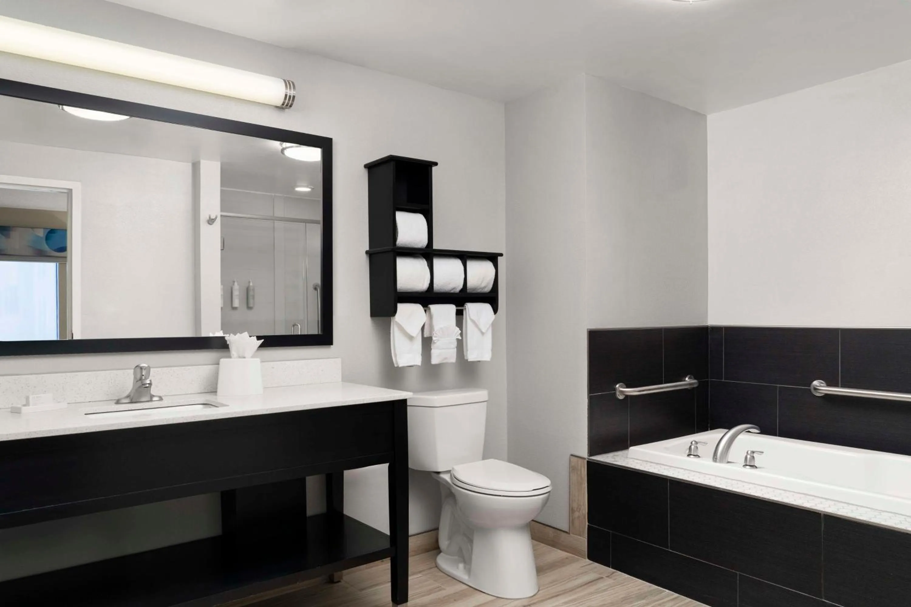 Bathroom in Hampton Inn Stafford / Quantico-Aquia