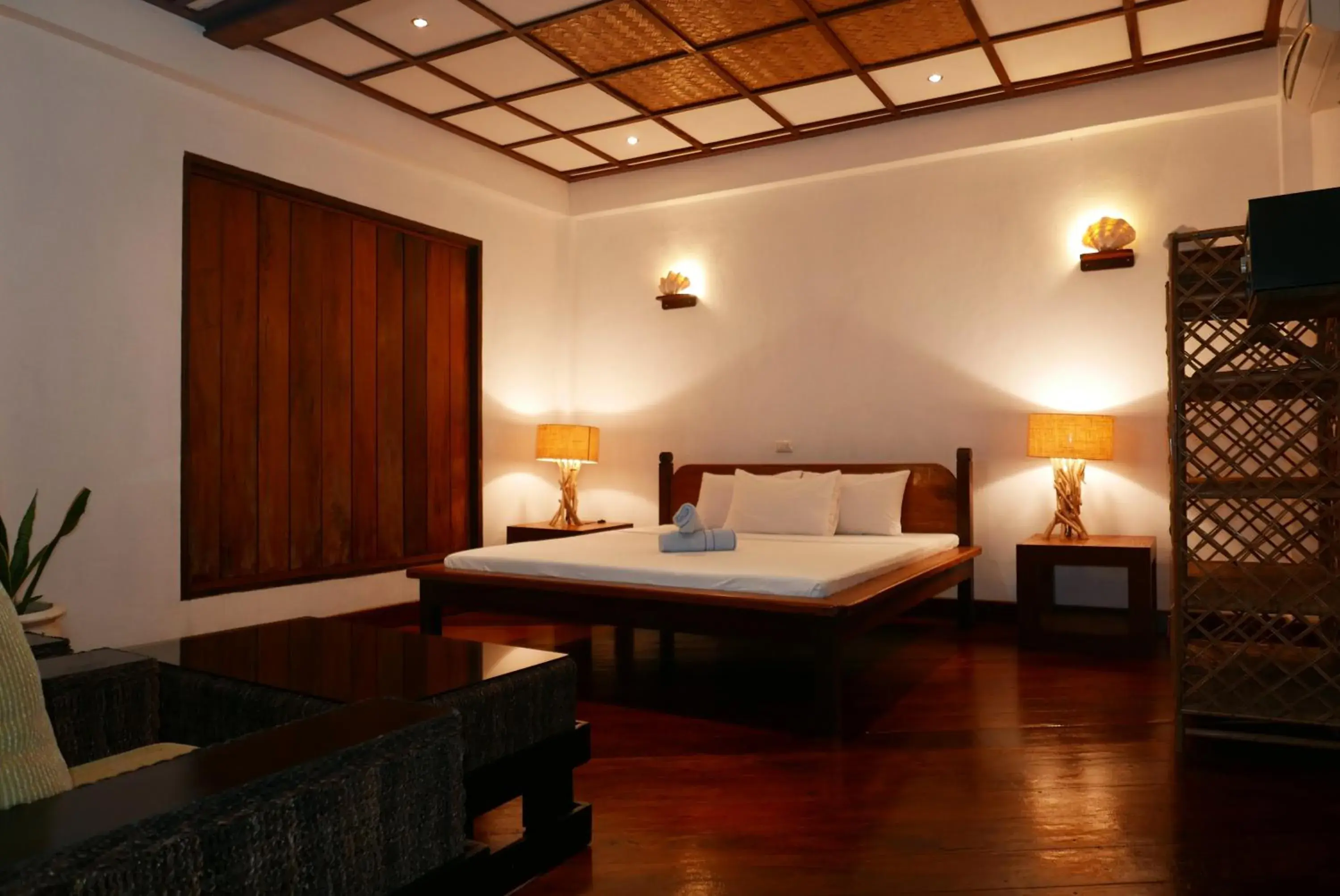 Bed in Dolarog Beach Resort Bed in Dolarog Beach Resort