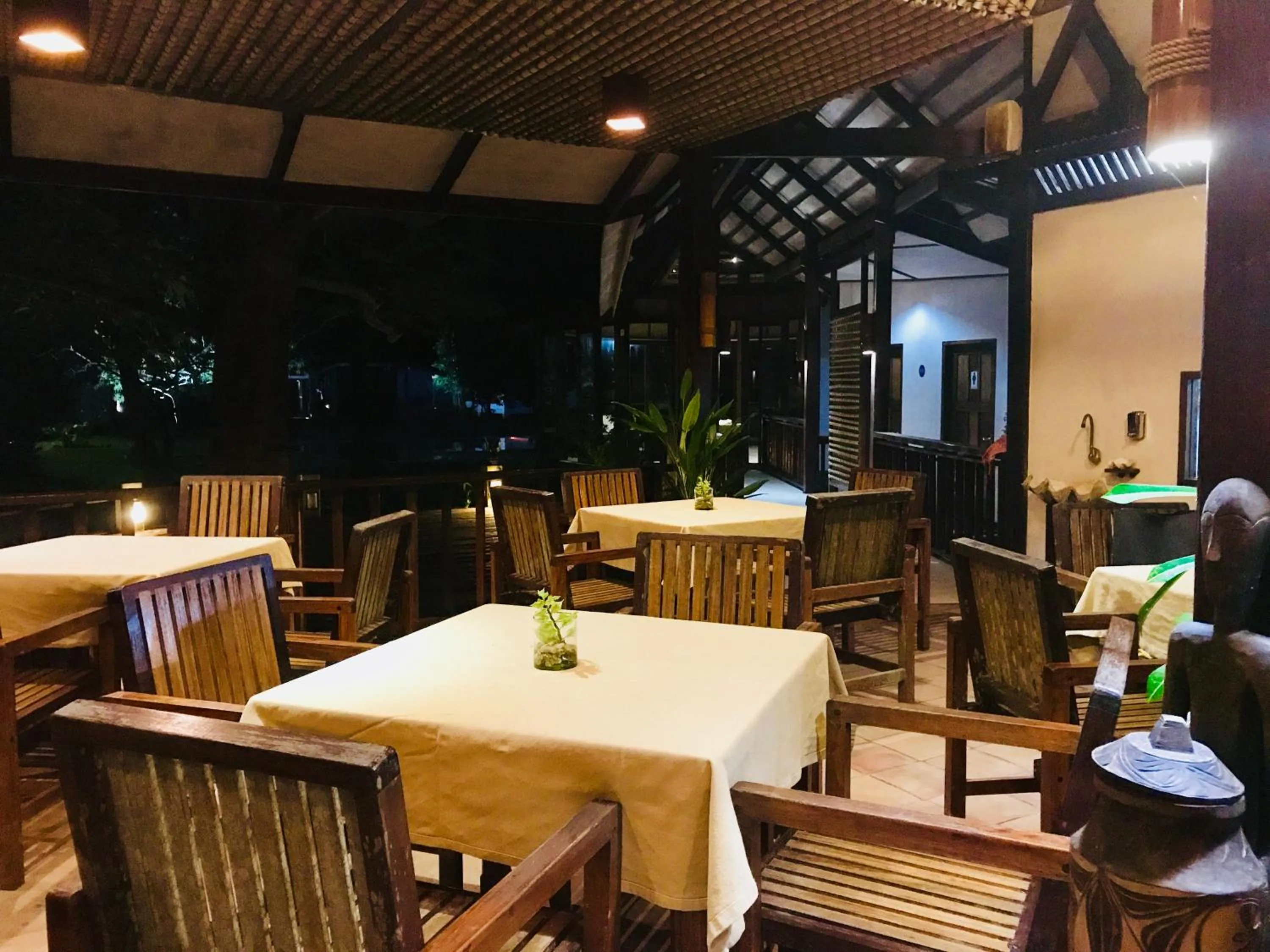 Restaurant/places to eat in Dolarog Beach Resort