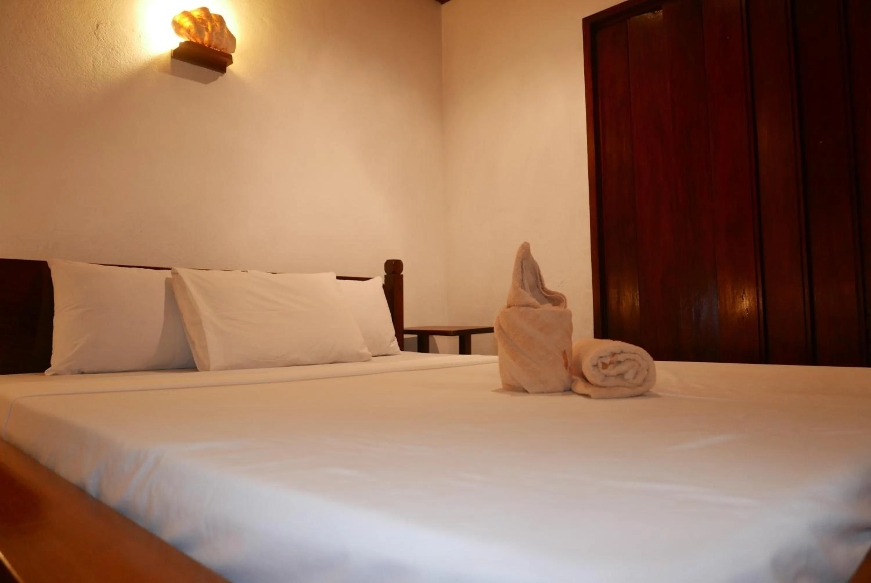 Bed in Dolarog Beach Resort