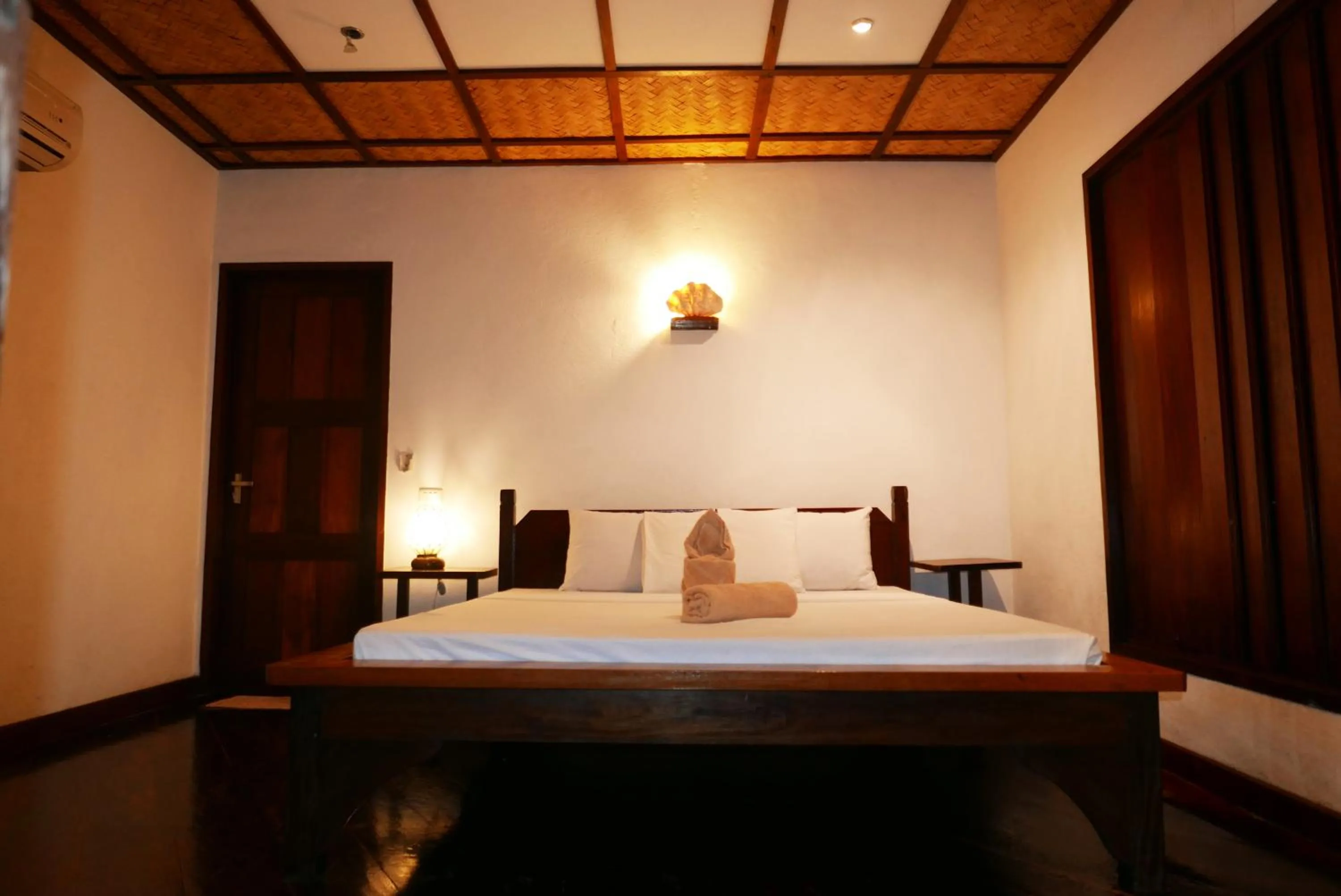 Bed in Dolarog Beach Resort