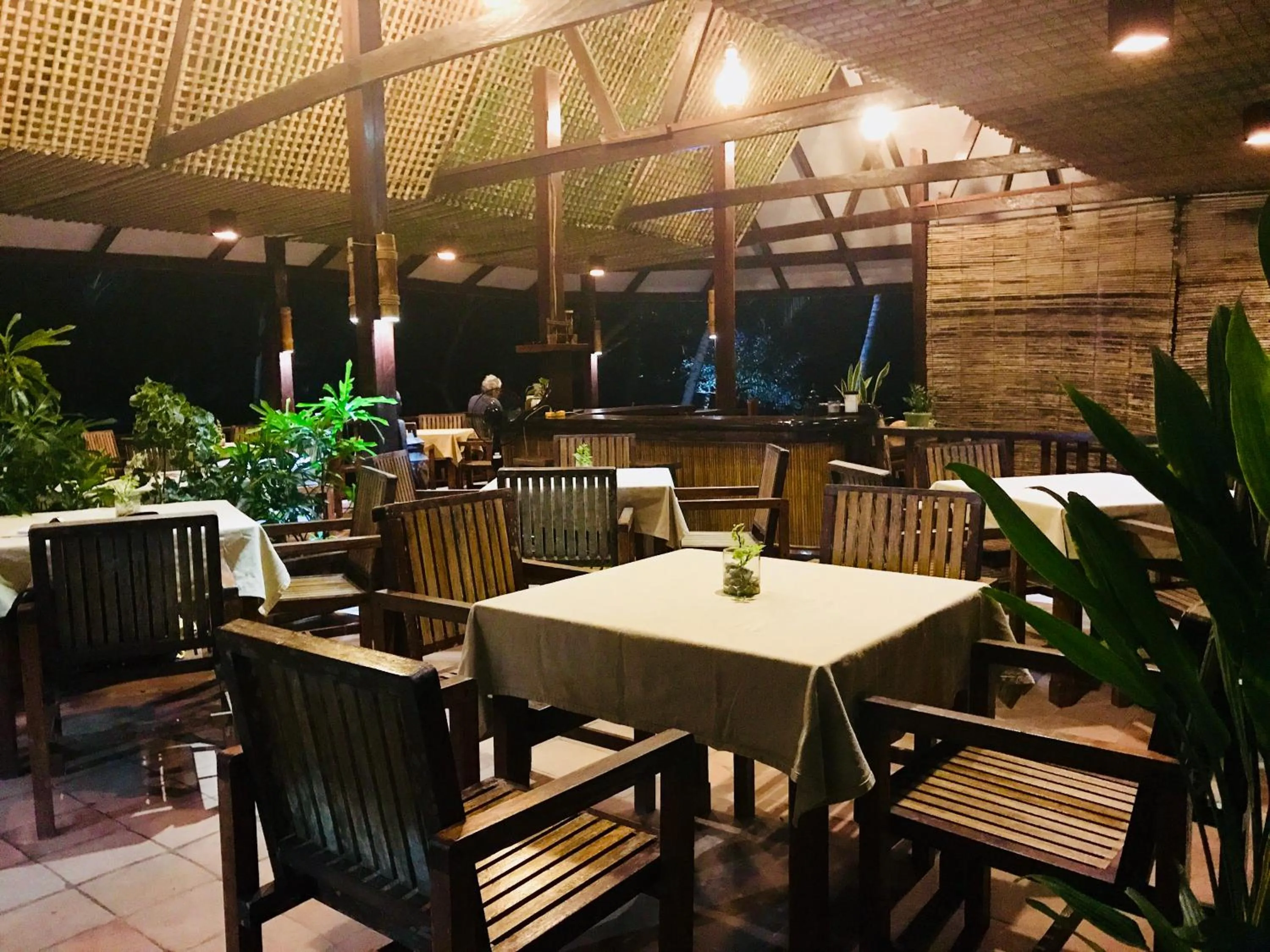 Restaurant/places to eat in Dolarog Beach Resort