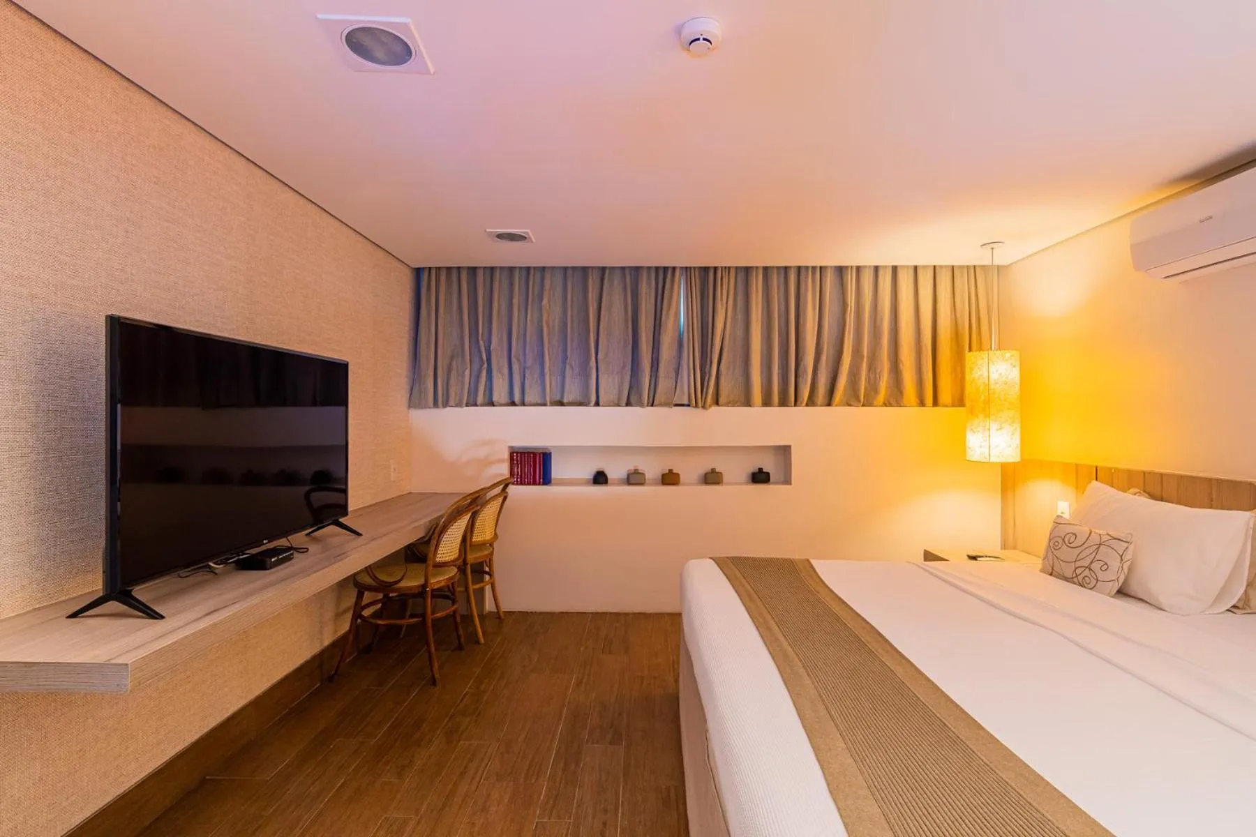 Bedroom, Bed in Carmel Charme Resort