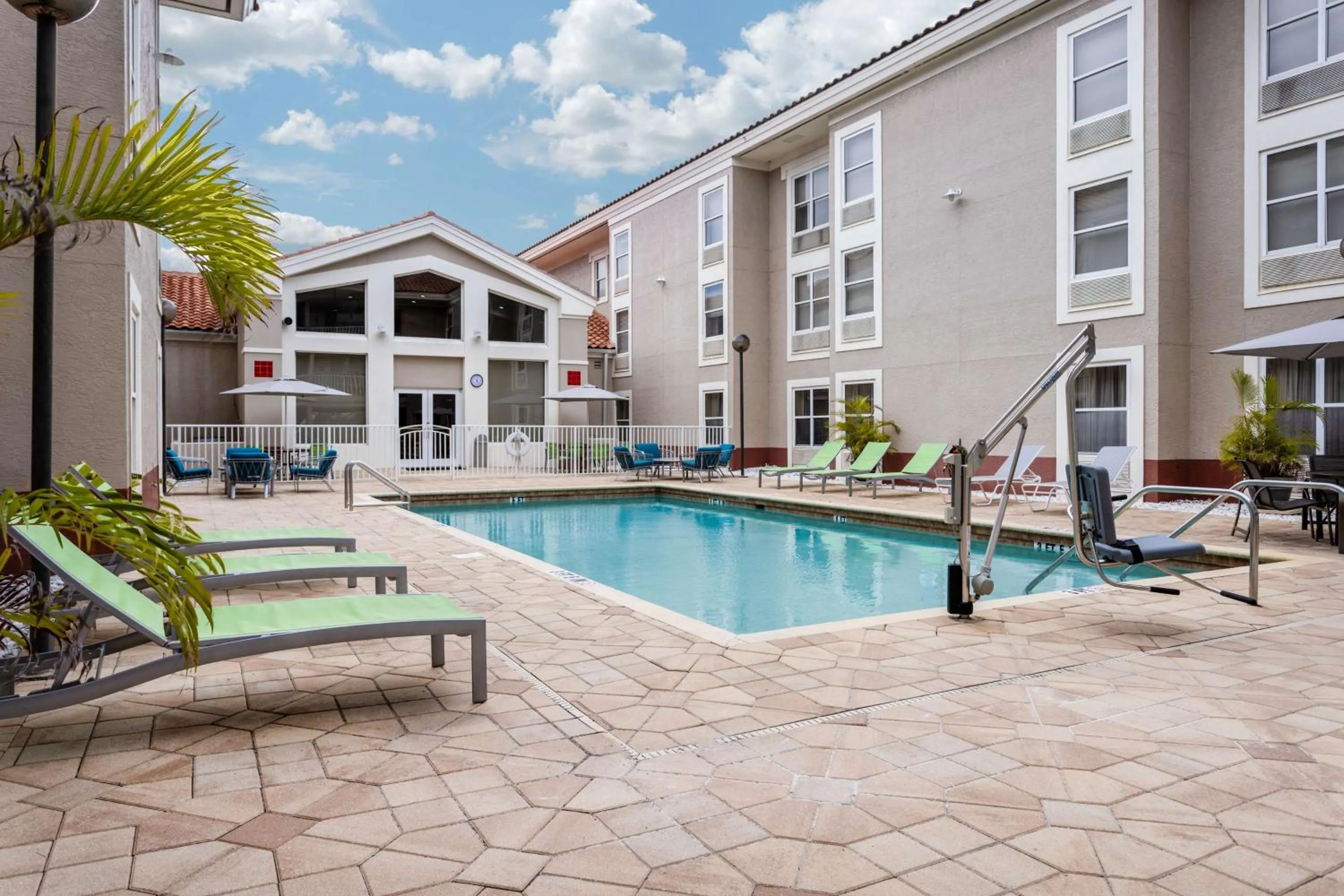 Pool view in Hampton Inn & Suites Venice Bayside South Sarasota