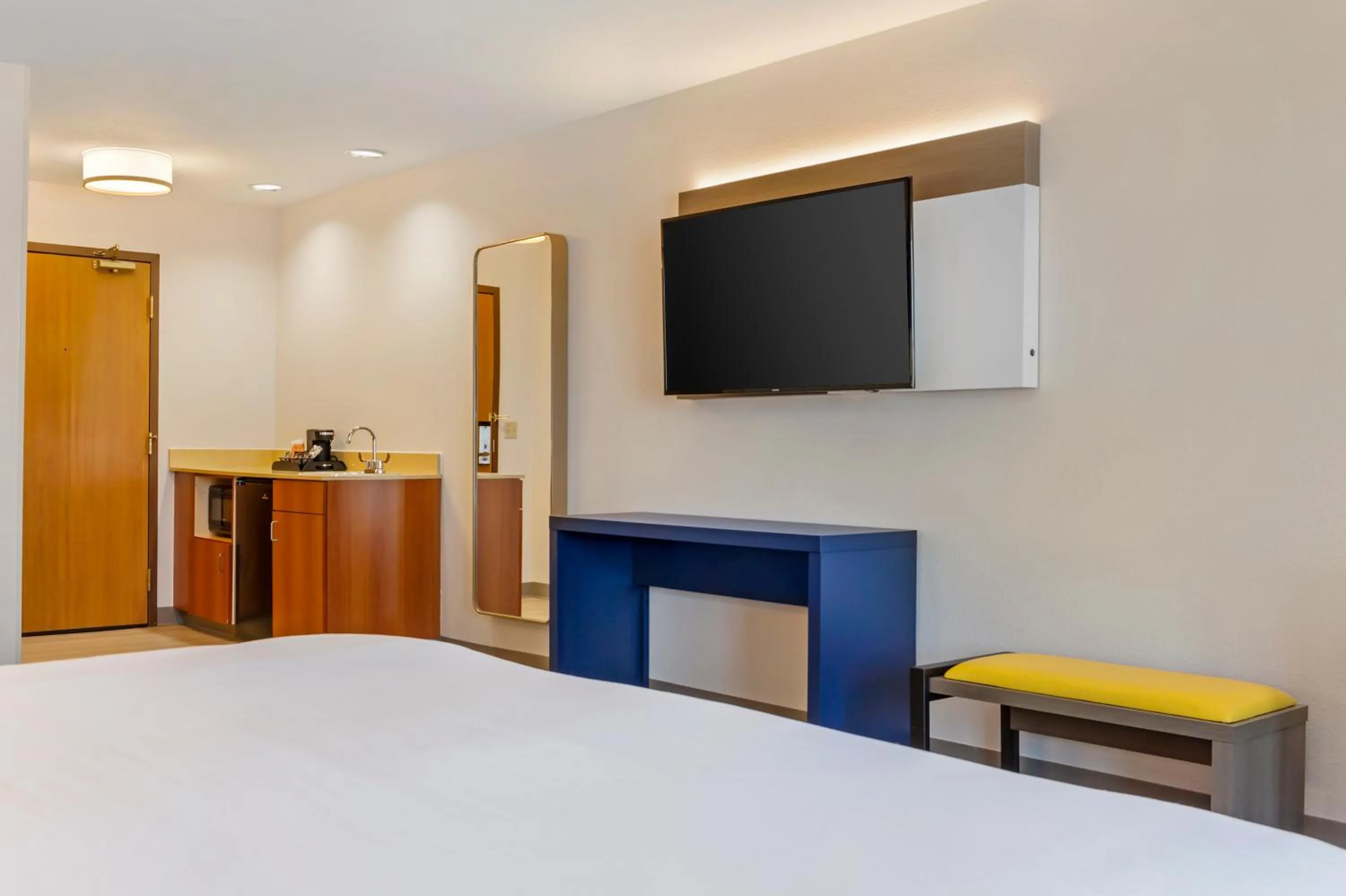 TV and multimedia, Bed in Comfort Inn & Suites Rapid City near Mt Rushmore