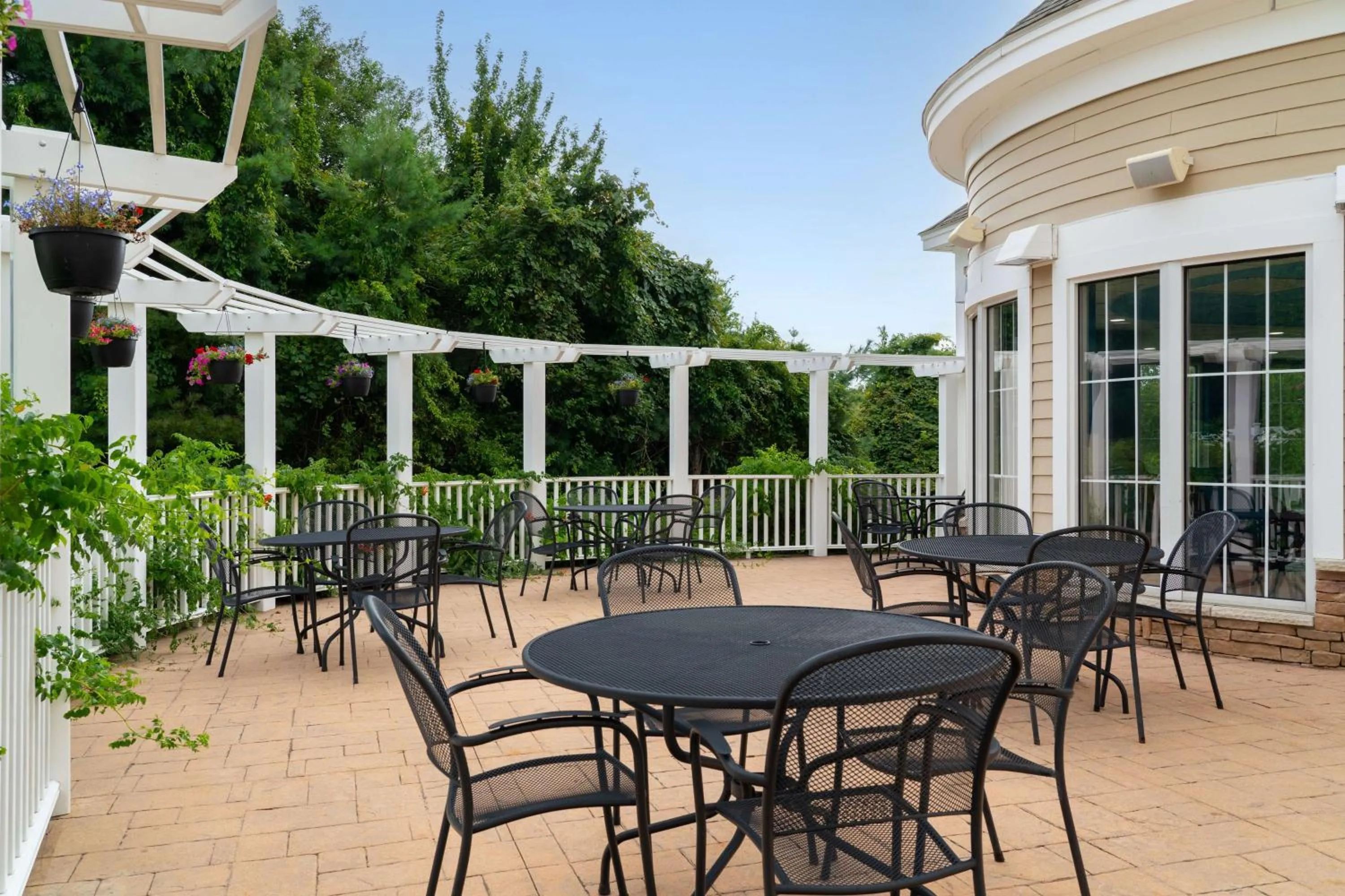 Patio in Hampton Inn South Kingstown - Newport Area
