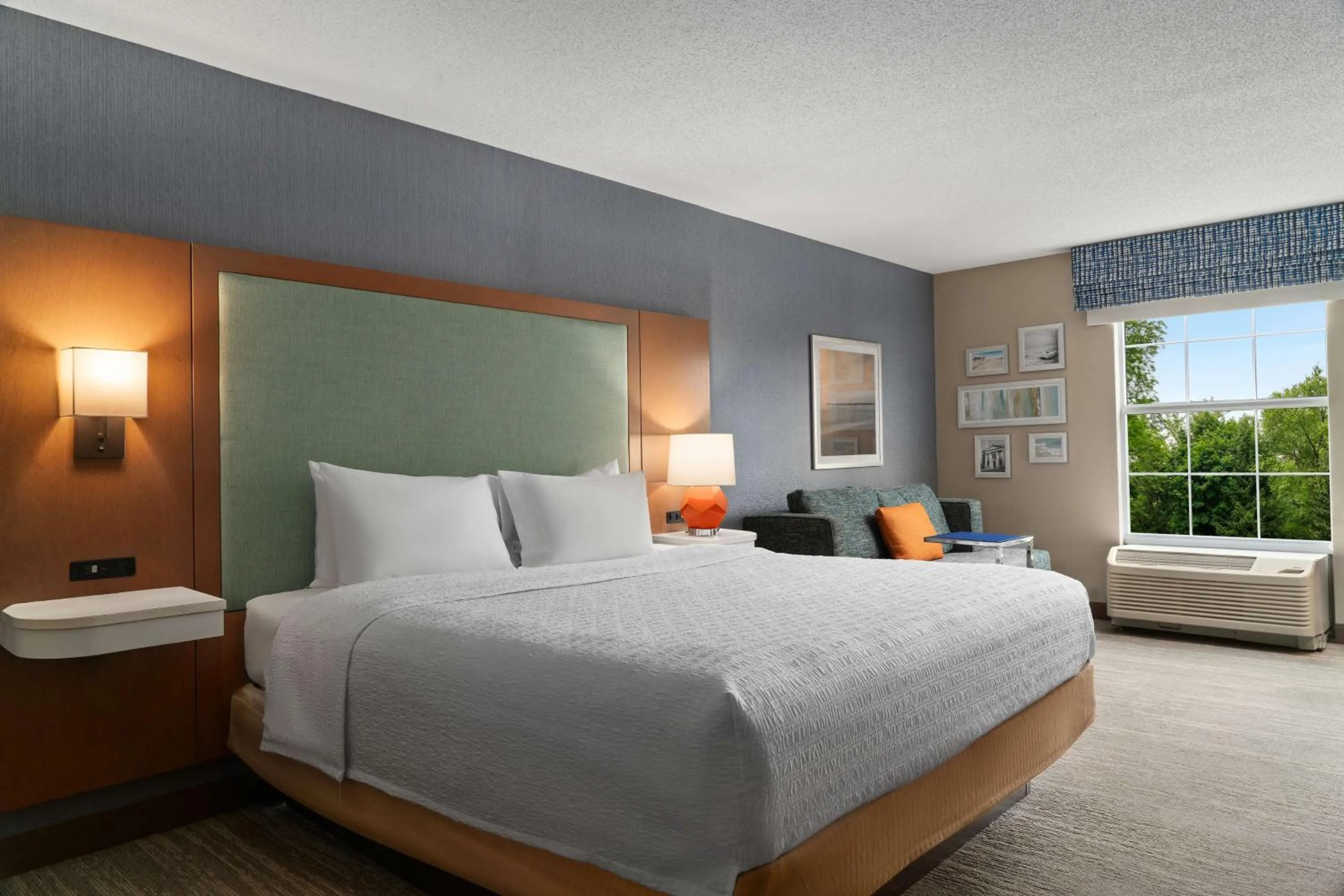 Living room, Bed in Hampton Inn South Kingstown - Newport Area