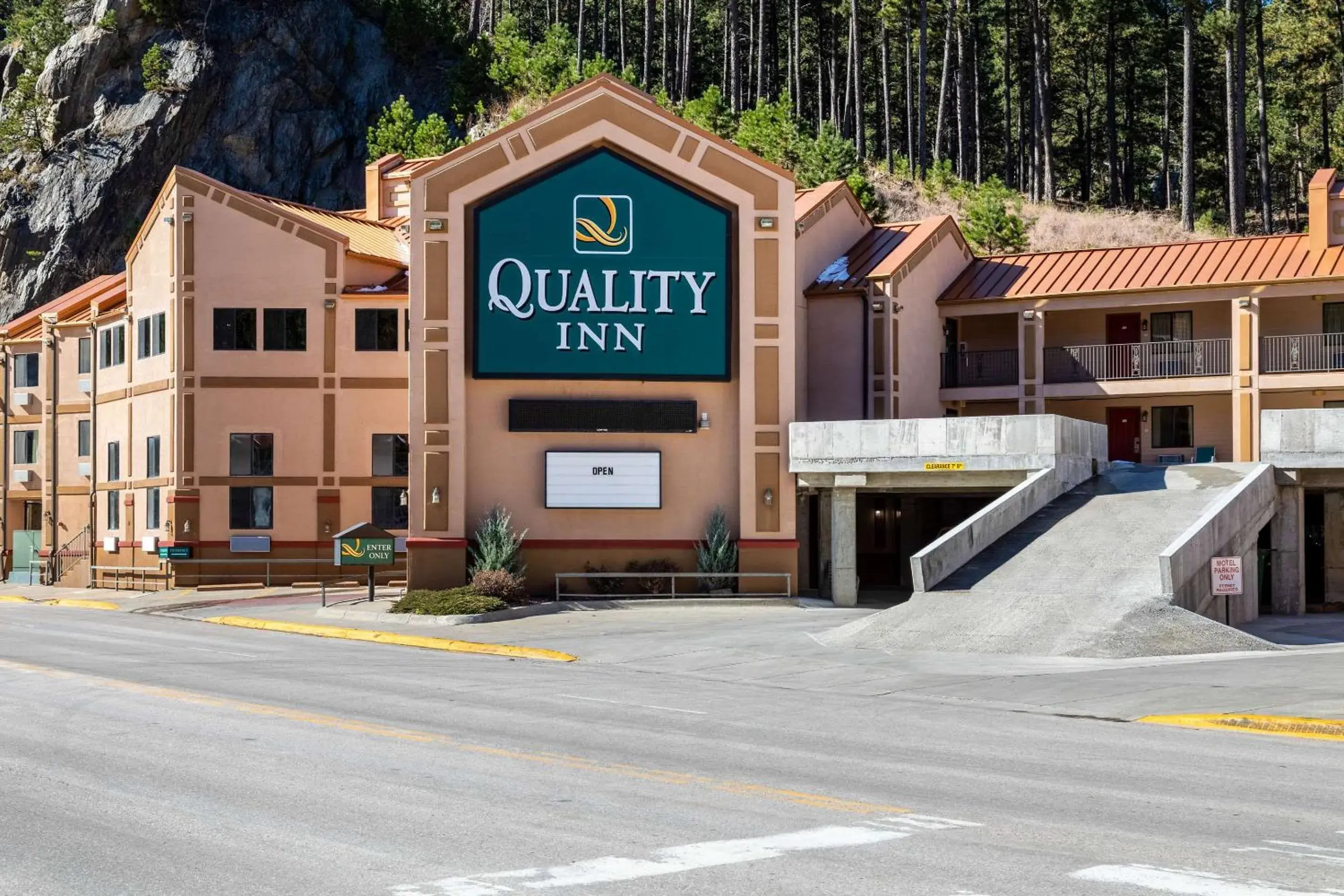 Property building in Quality Inn Keystone near Mount Rushmore Property building in Quality Inn Keystone near Mount Rushmore