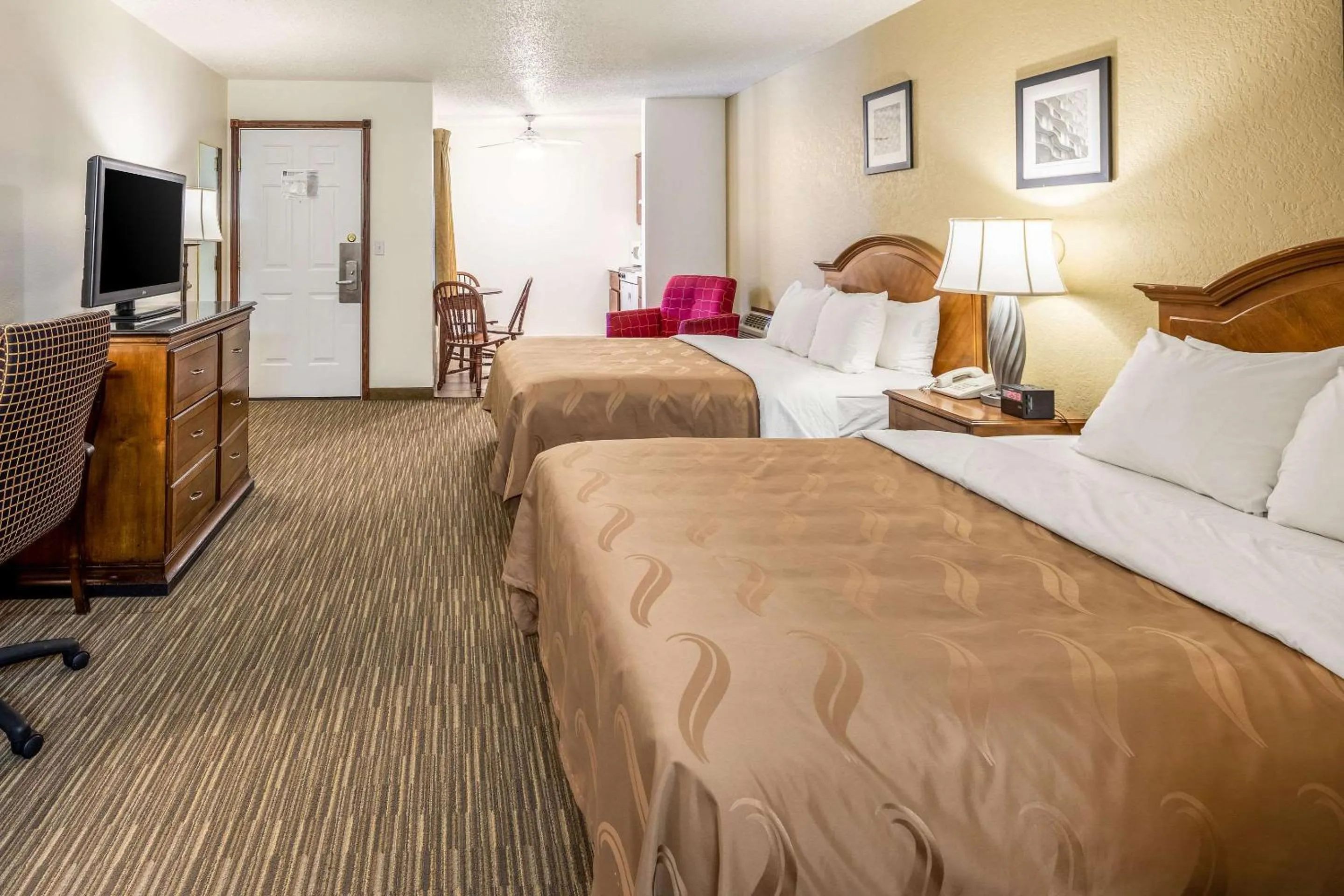 Photo of the whole room, Bed in Quality Inn Keystone near Mount Rushmore