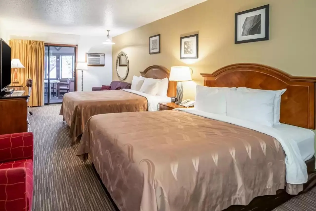 Bed in Quality Inn Keystone near Mount Rushmore