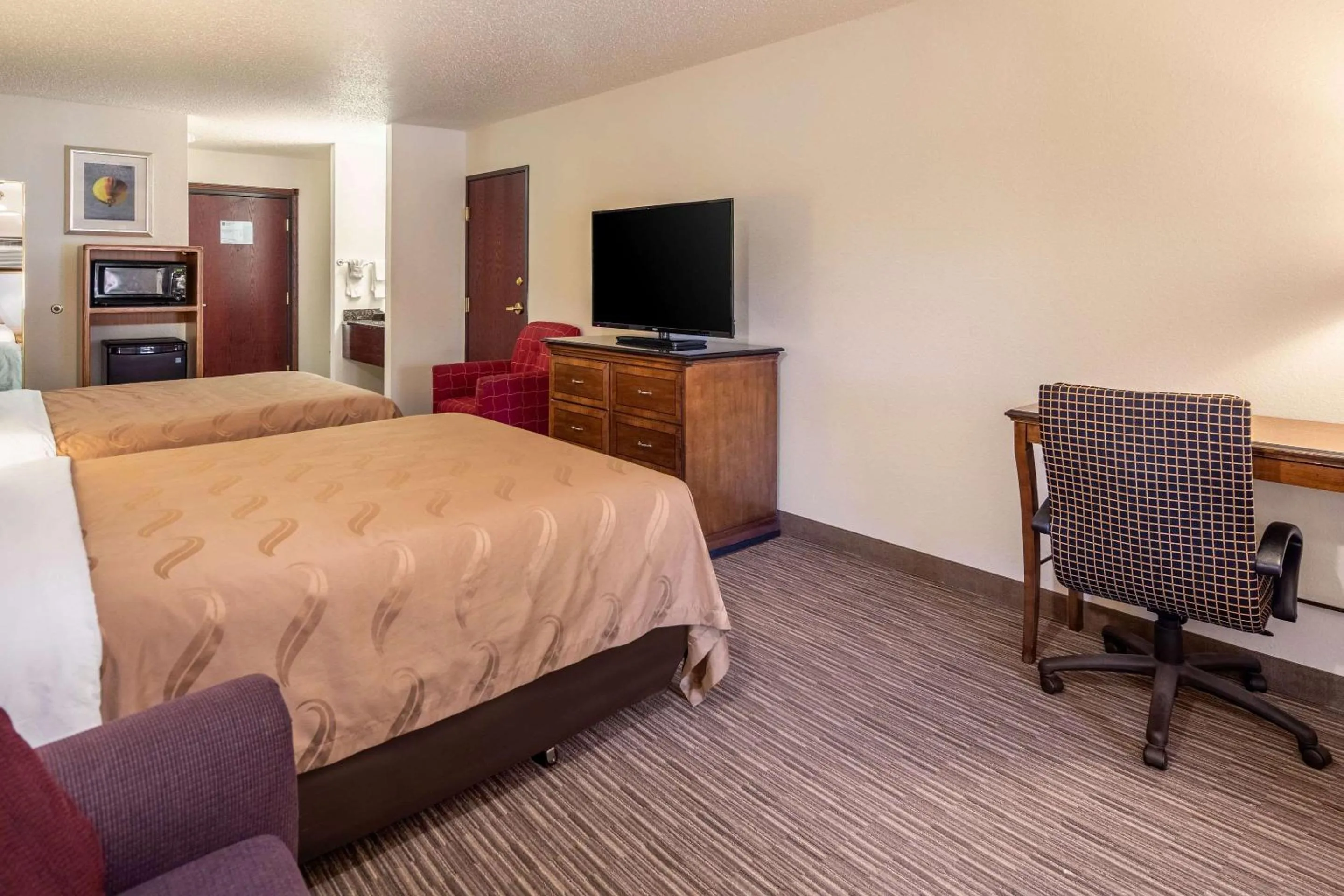 Photo of the whole room, Bed in Quality Inn Keystone near Mount Rushmore