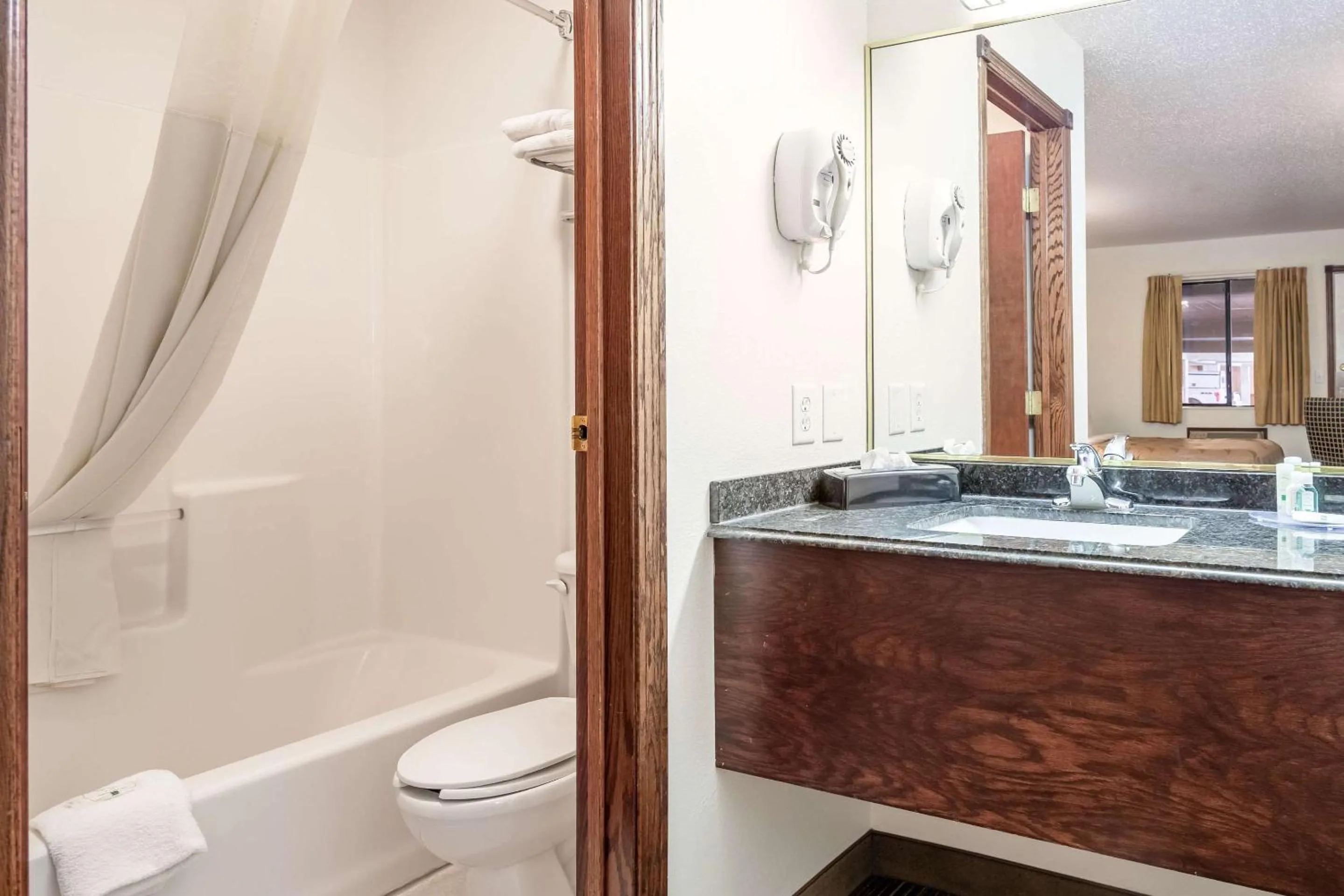 Bathroom in Quality Inn Keystone near Mount Rushmore