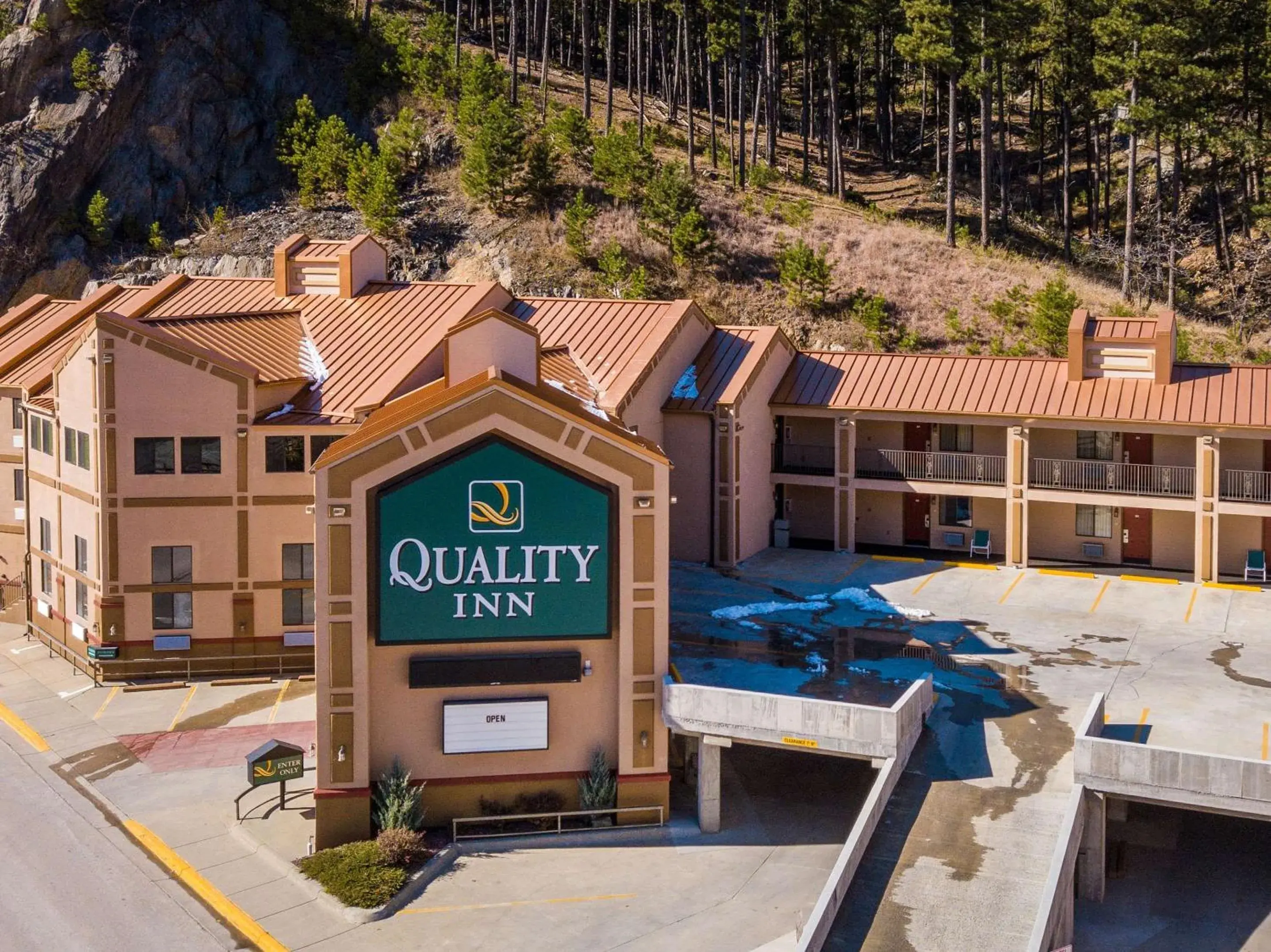 Property building in Quality Inn Keystone near Mount Rushmore Property building in Quality Inn Keystone near Mount Rushmore