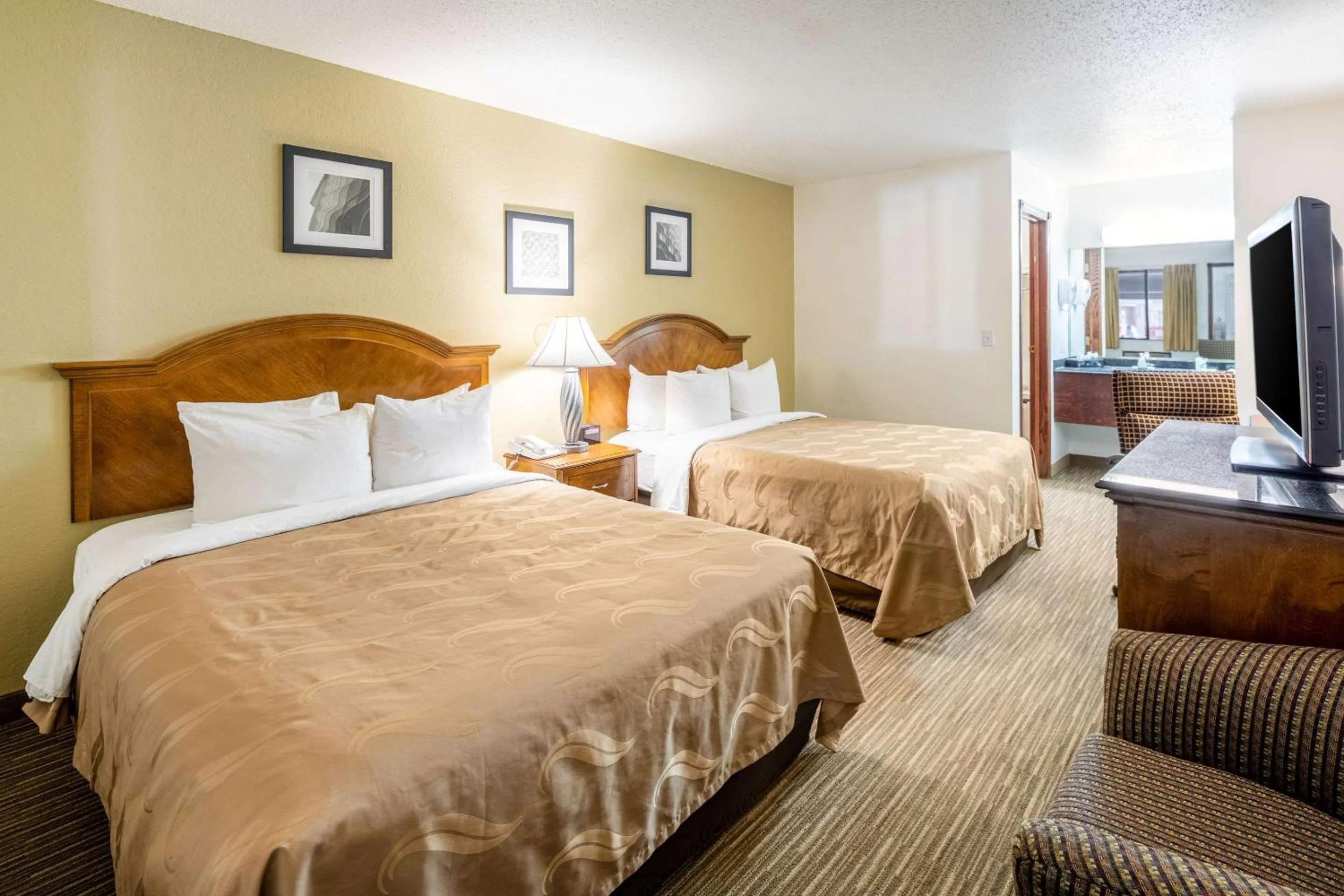 Photo of the whole room, Bed in Quality Inn Keystone near Mount Rushmore