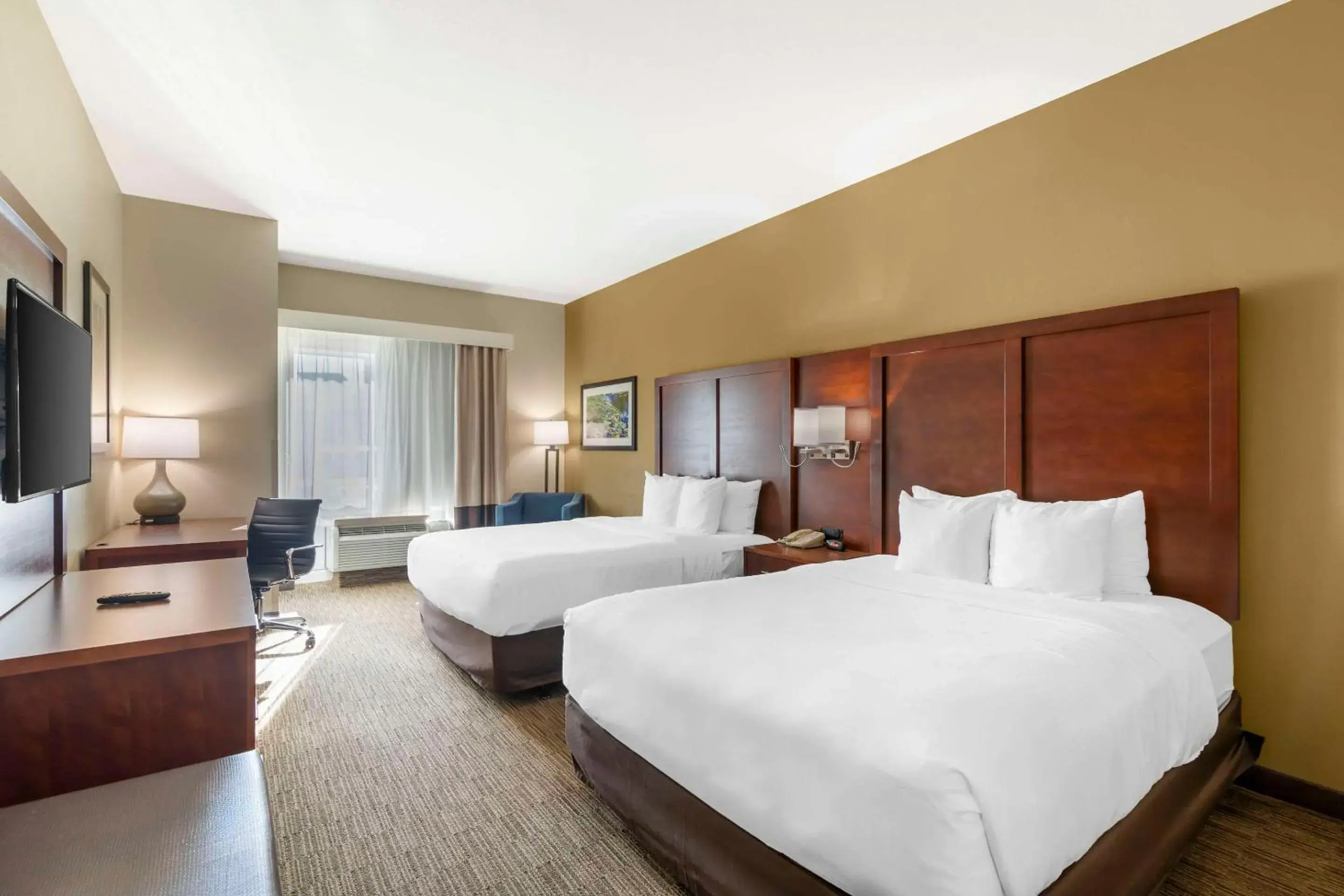 Bedroom, Bed in Comfort Inn & Suites Bedroom, Bed in Comfort Inn & Suites