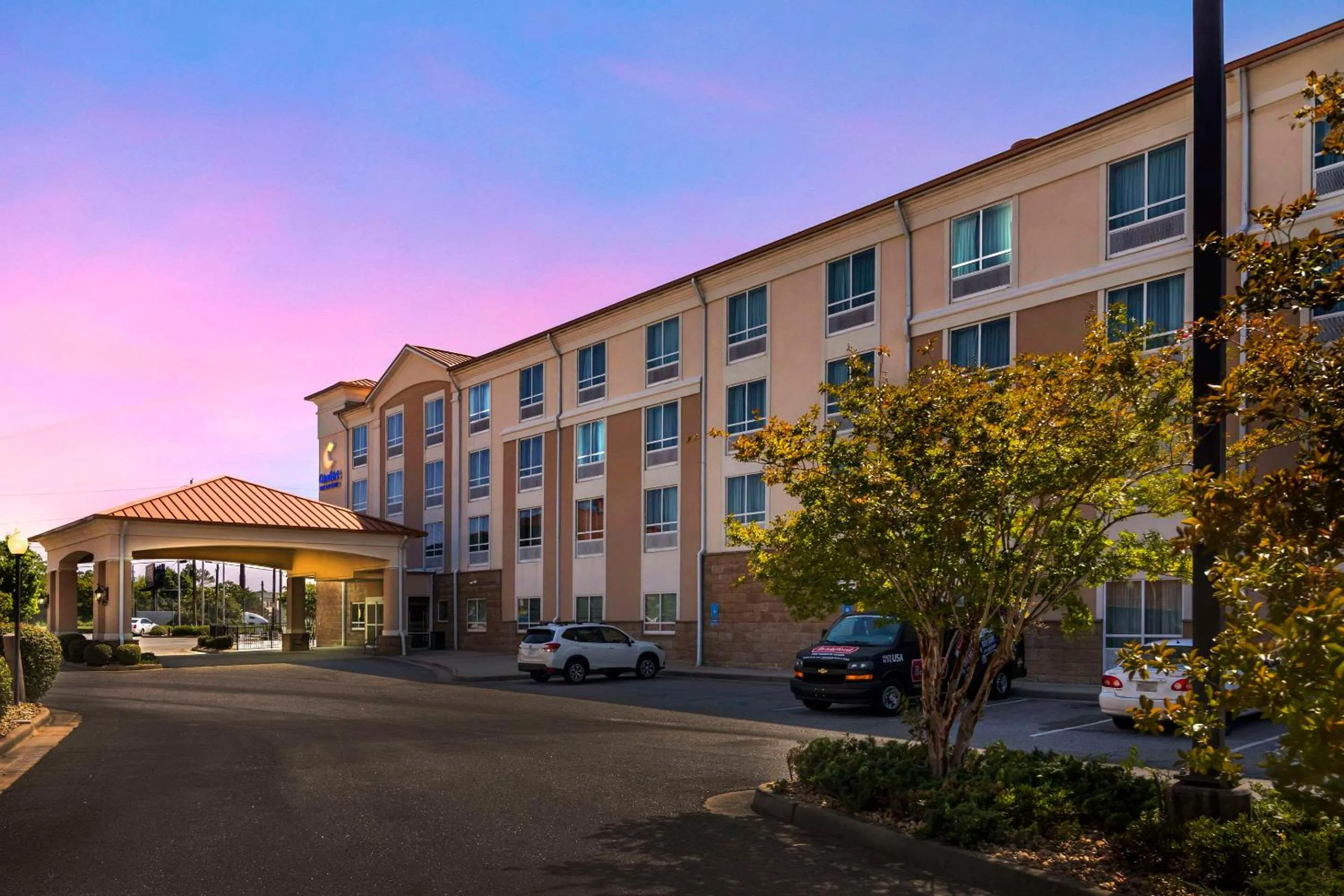 Property building in Comfort Inn &amp; Suites
