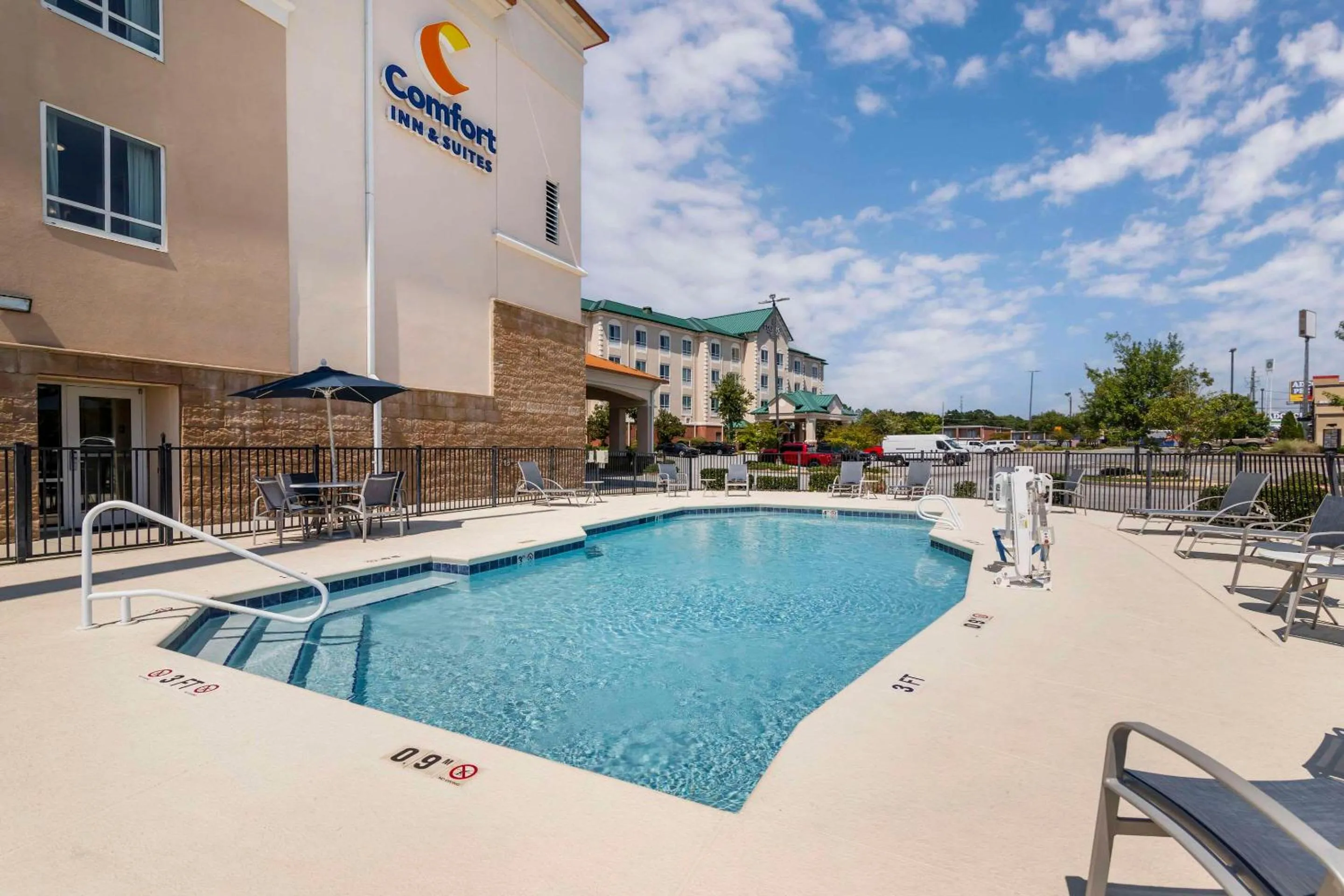 Swimming pool in Comfort Inn & Suites