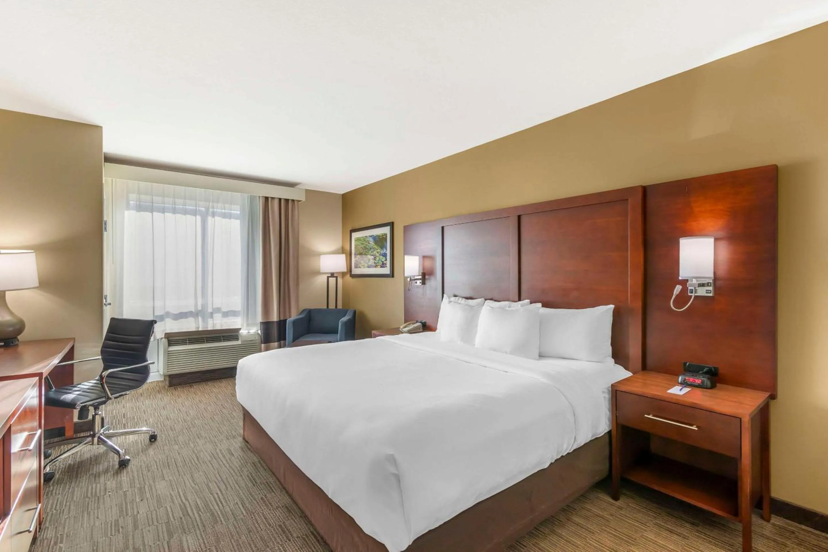 Bedroom, Bed in Comfort Inn &amp; Suites