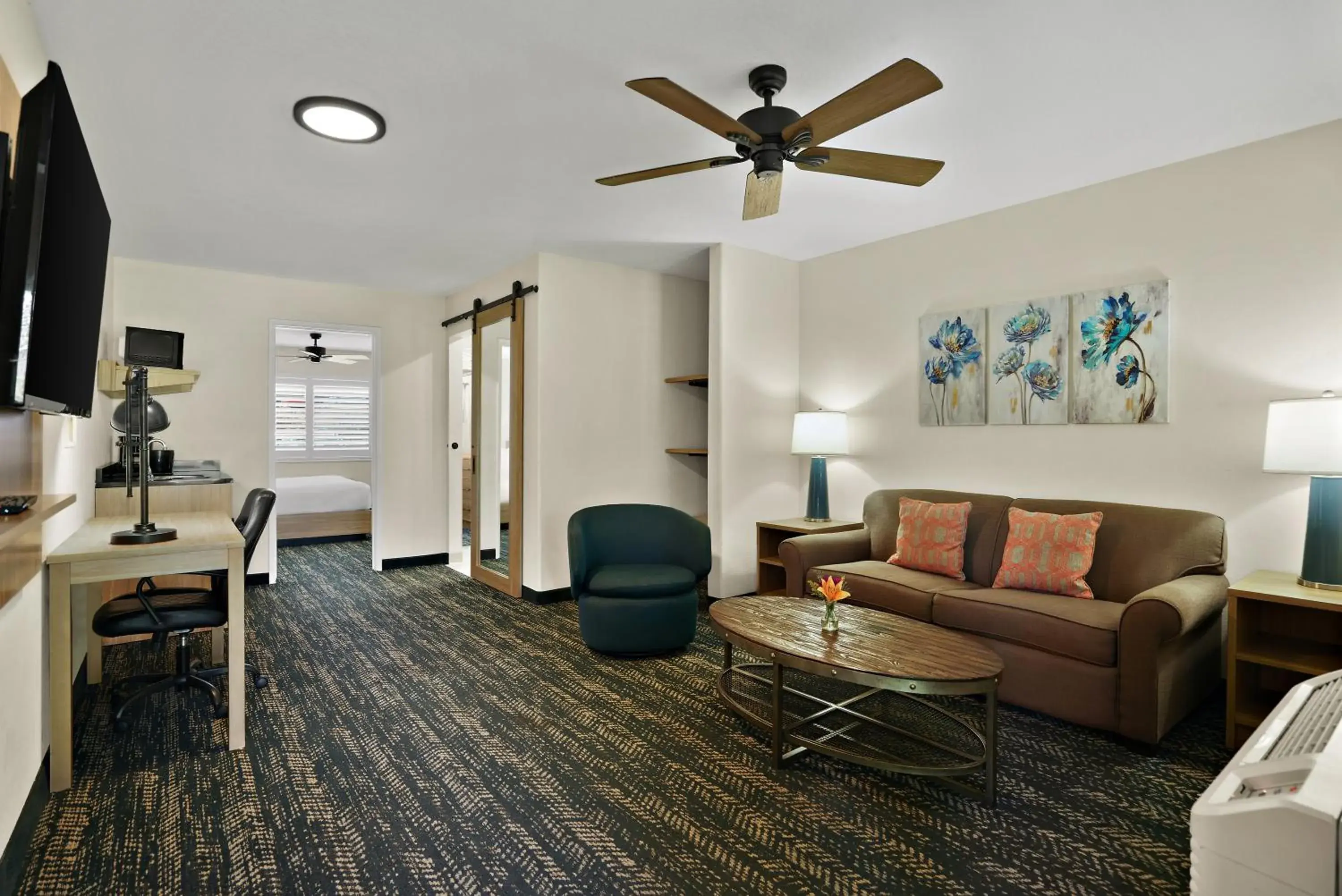 Living room in La Fuente Inn & Suites Living room in La Fuente Inn & Suites