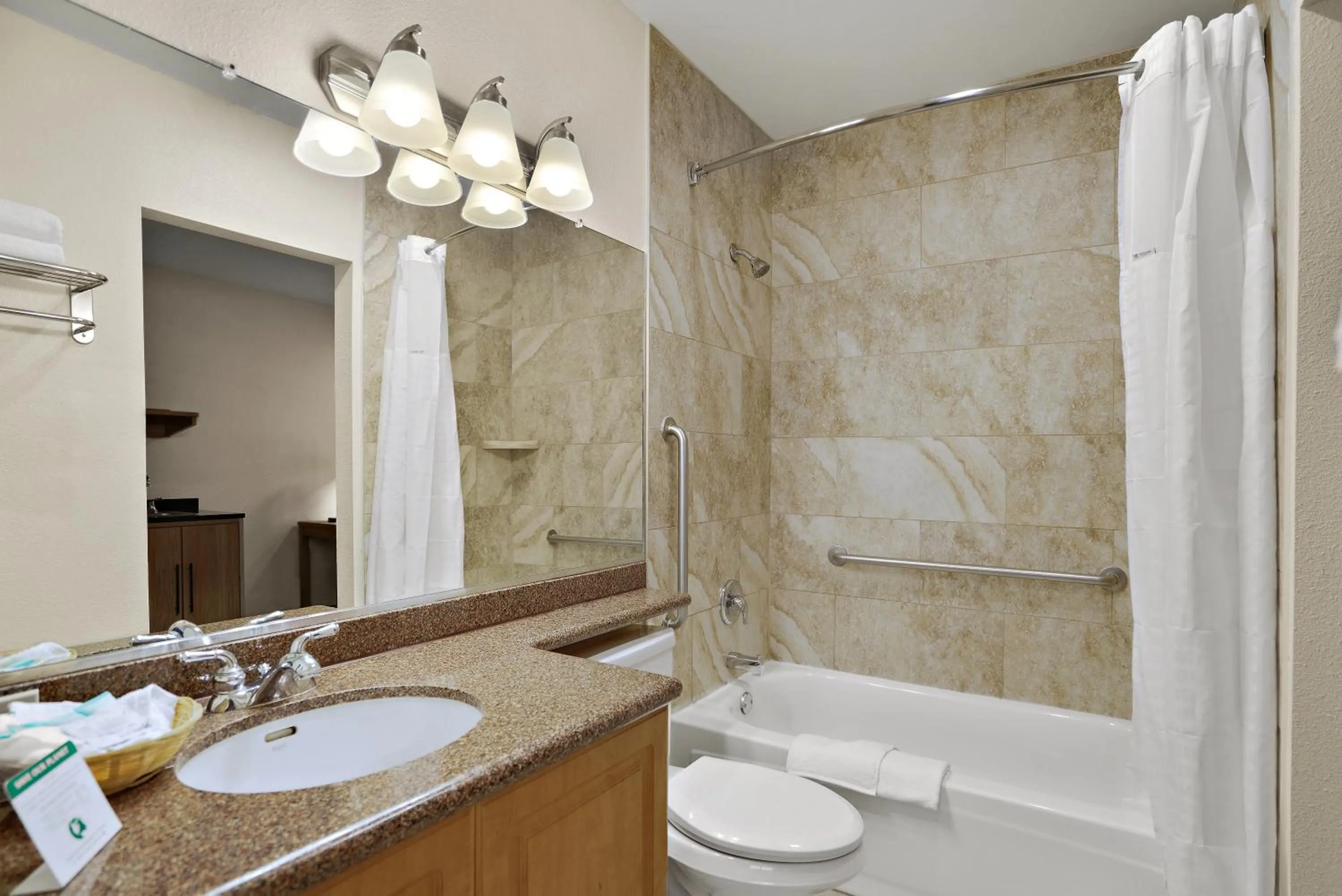 Shower in La Fuente Inn & Suites