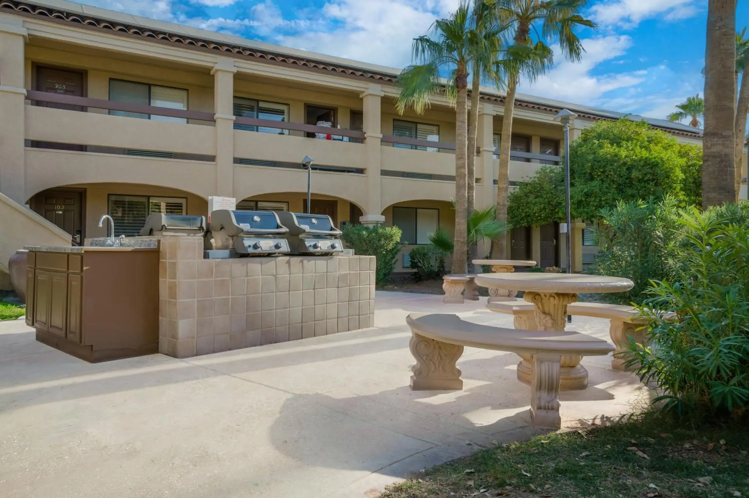 Property building in La Fuente Inn & Suites Property building in La Fuente Inn & Suites