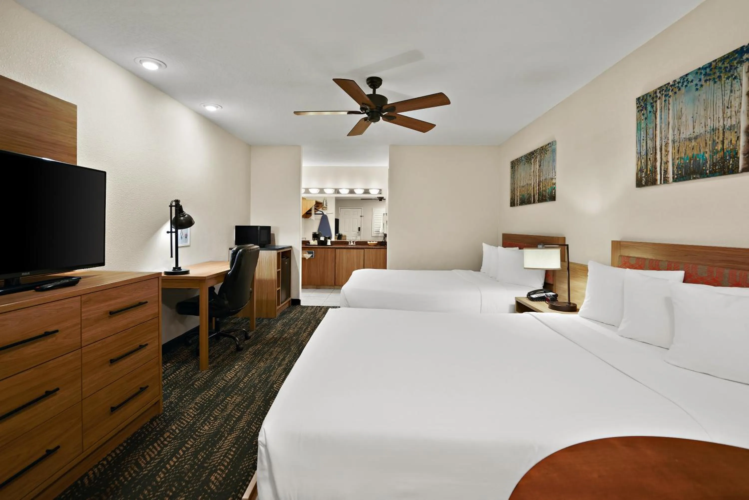 Photo of the whole room, Bed in La Fuente Inn & Suites