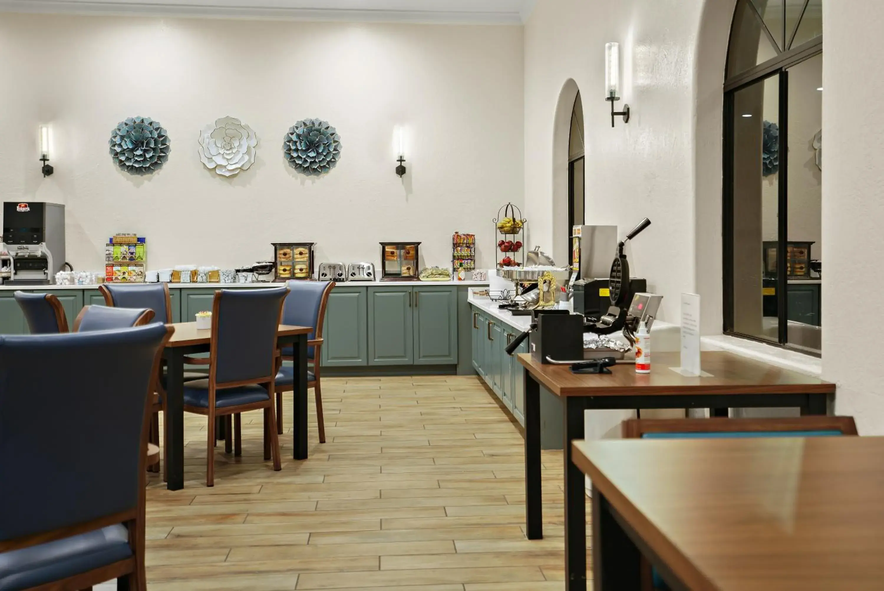 Restaurant/places to eat in La Fuente Inn & Suites Restaurant/places to eat in La Fuente Inn & Suites