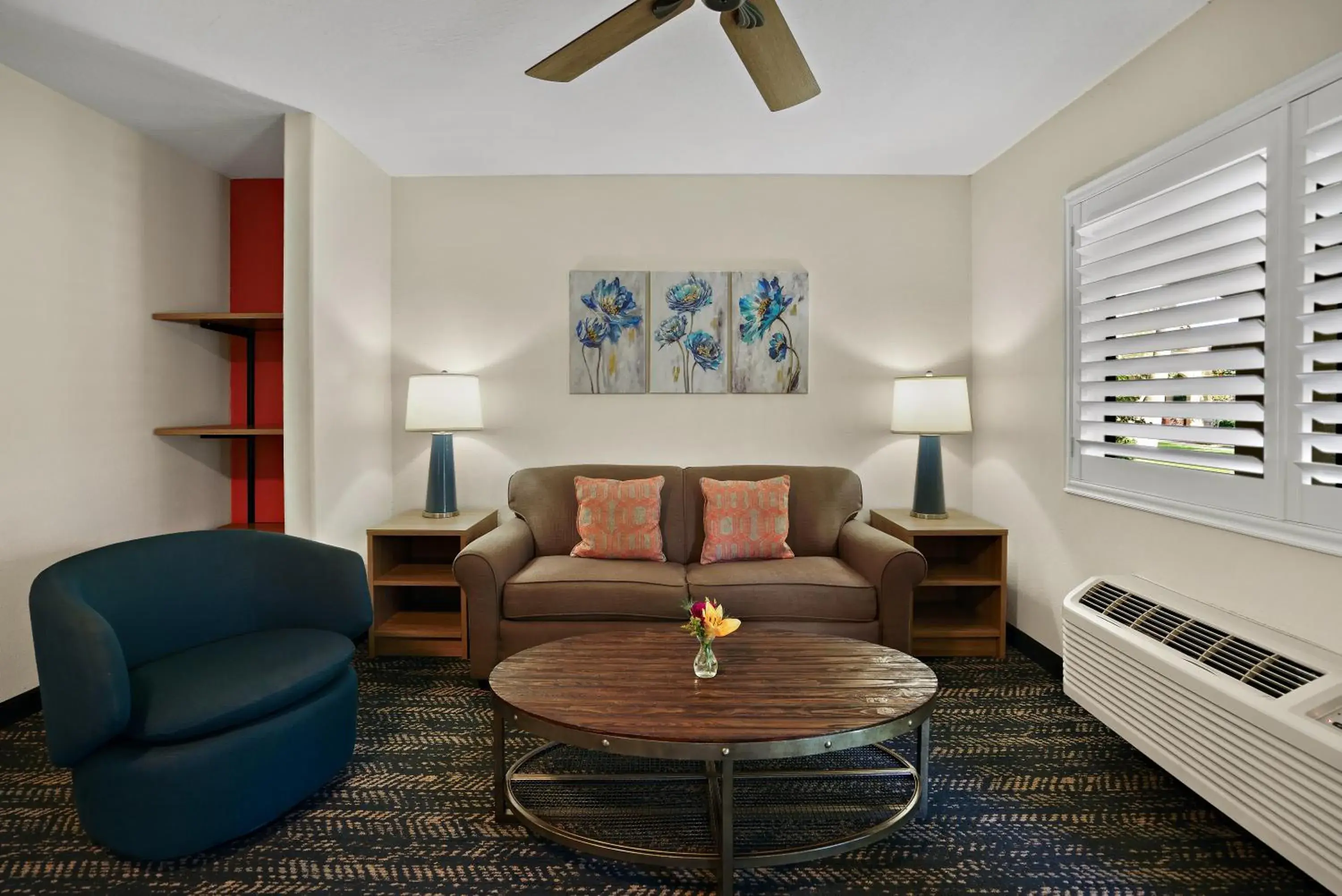 Living room in La Fuente Inn & Suites Living room in La Fuente Inn & Suites