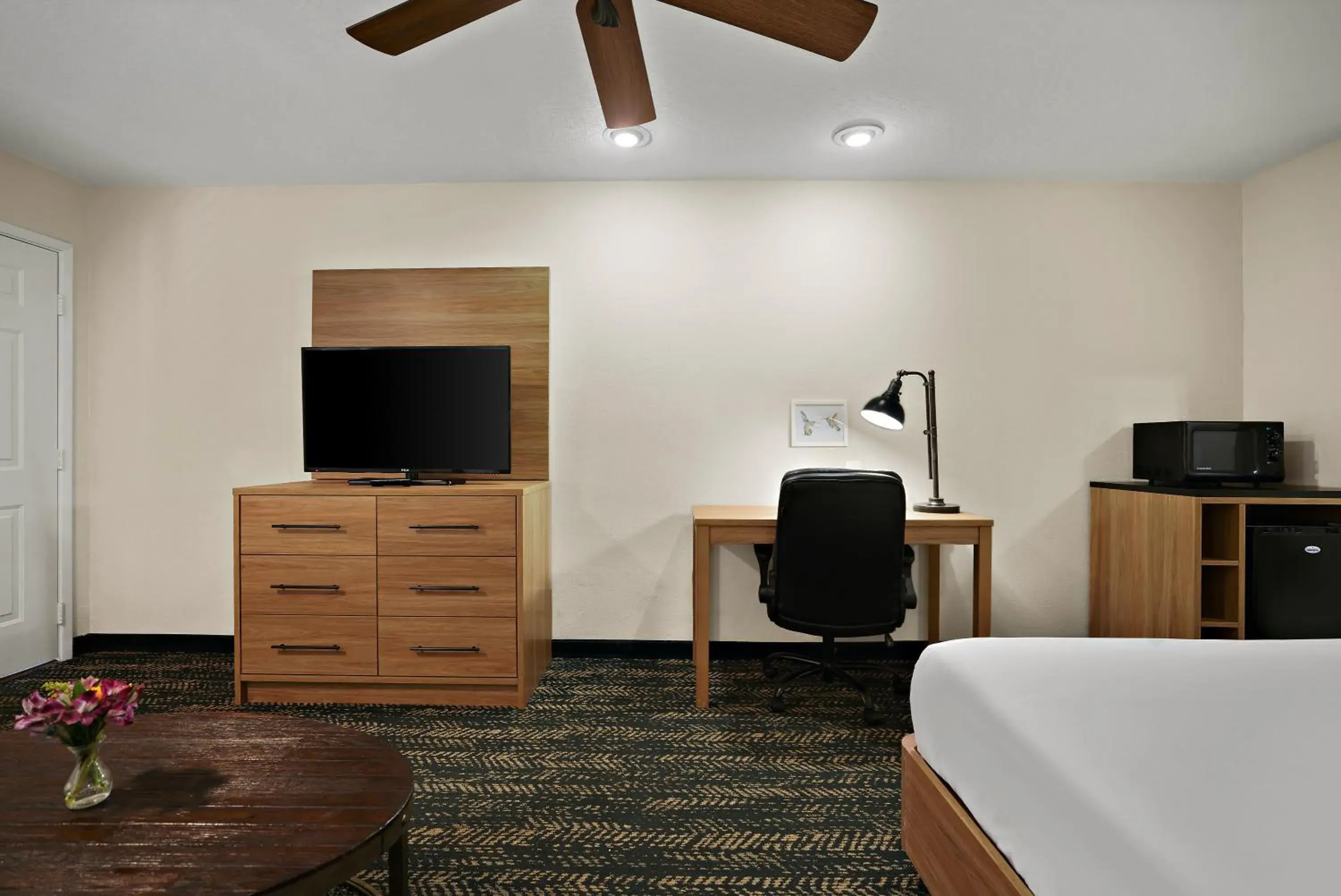 Superior King Room- Non Smoking in La Fuente Inn & Suites Superior King Room- Non Smoking in La Fuente Inn & Suites