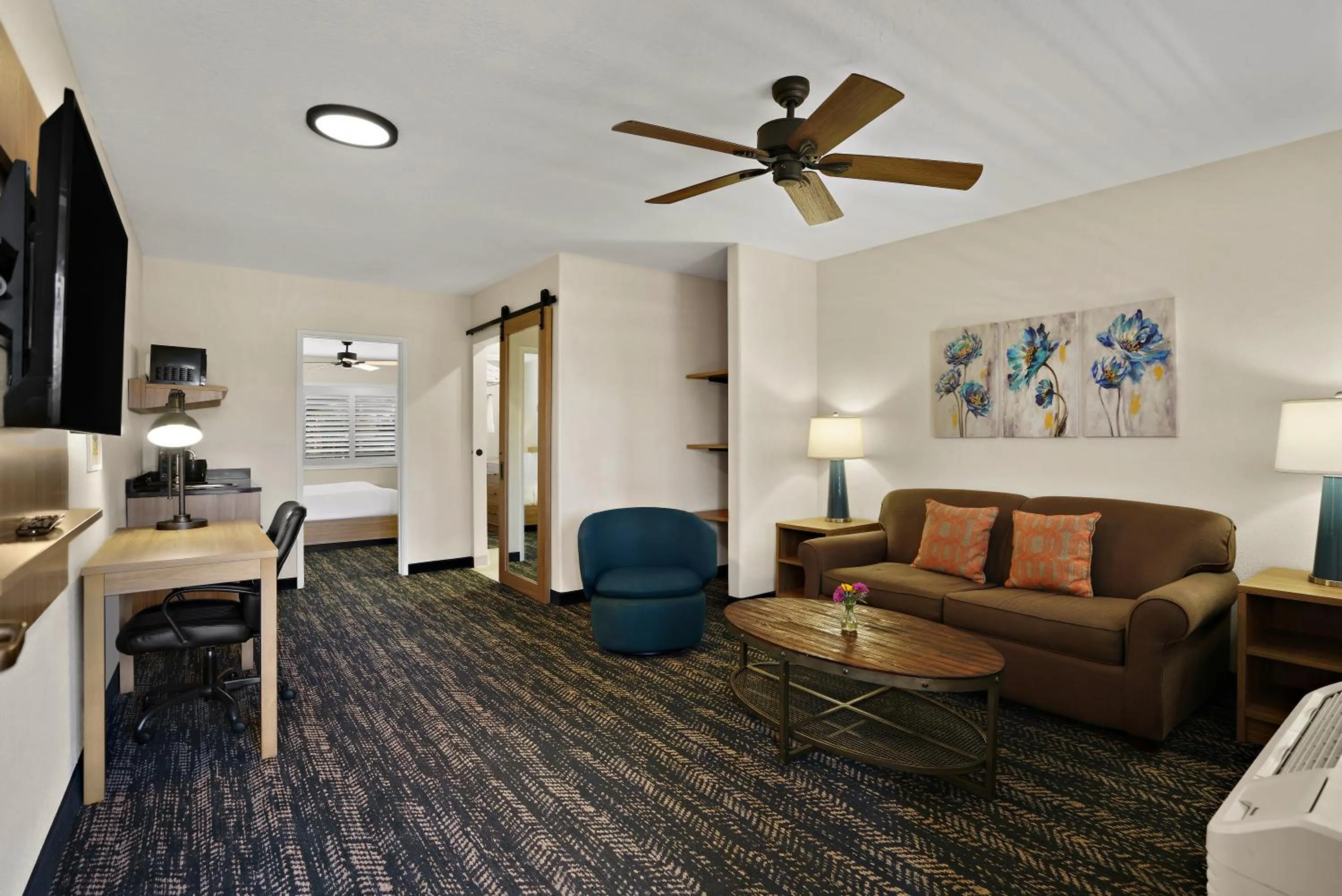 Living room in La Fuente Inn & Suites