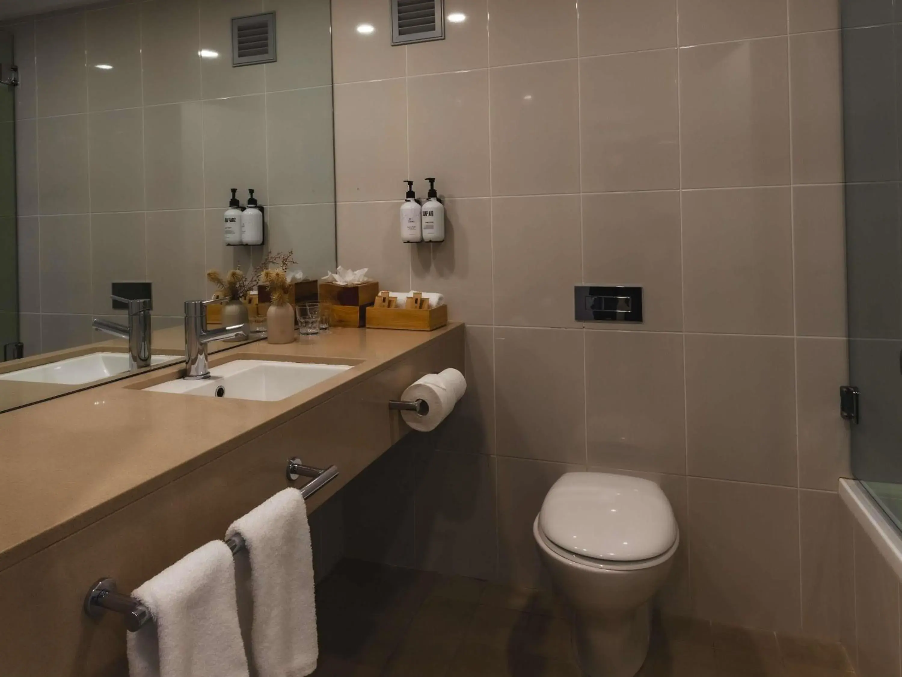 Standard Queen Room with Two Queen Beds in Fairmont Resort Blue Mountains MGallery Collection Standard Queen Room with Two Queen Beds in Fairmont Resort Blue Mountains MGallery Collection