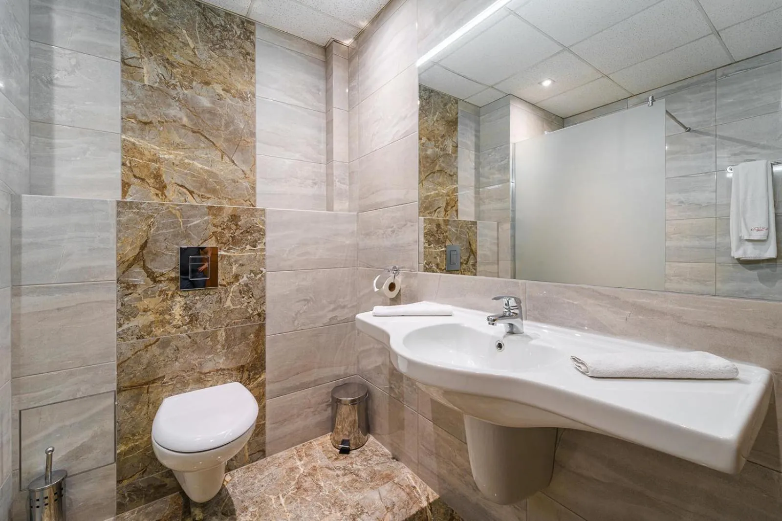 Shower in Hotel Avion - Self check in