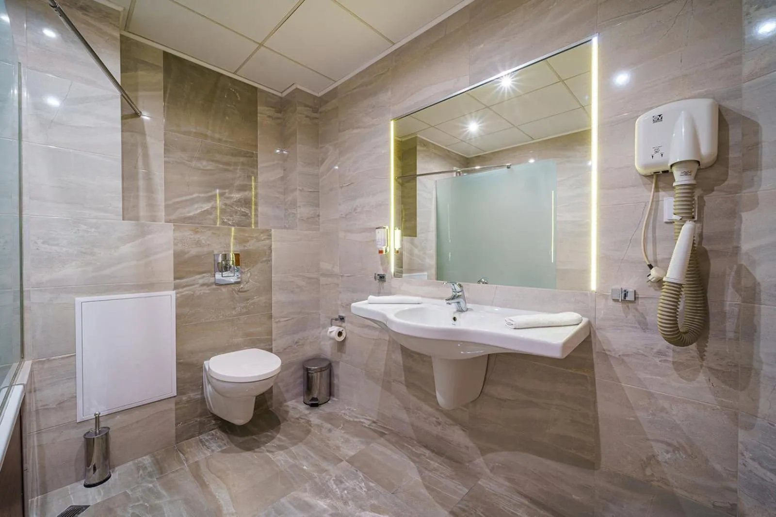 Toilet in Hotel Avion - Self check in