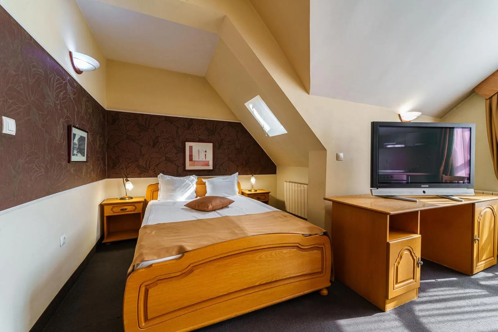 TV and multimedia, Bed in Hotel Avion - Self check in