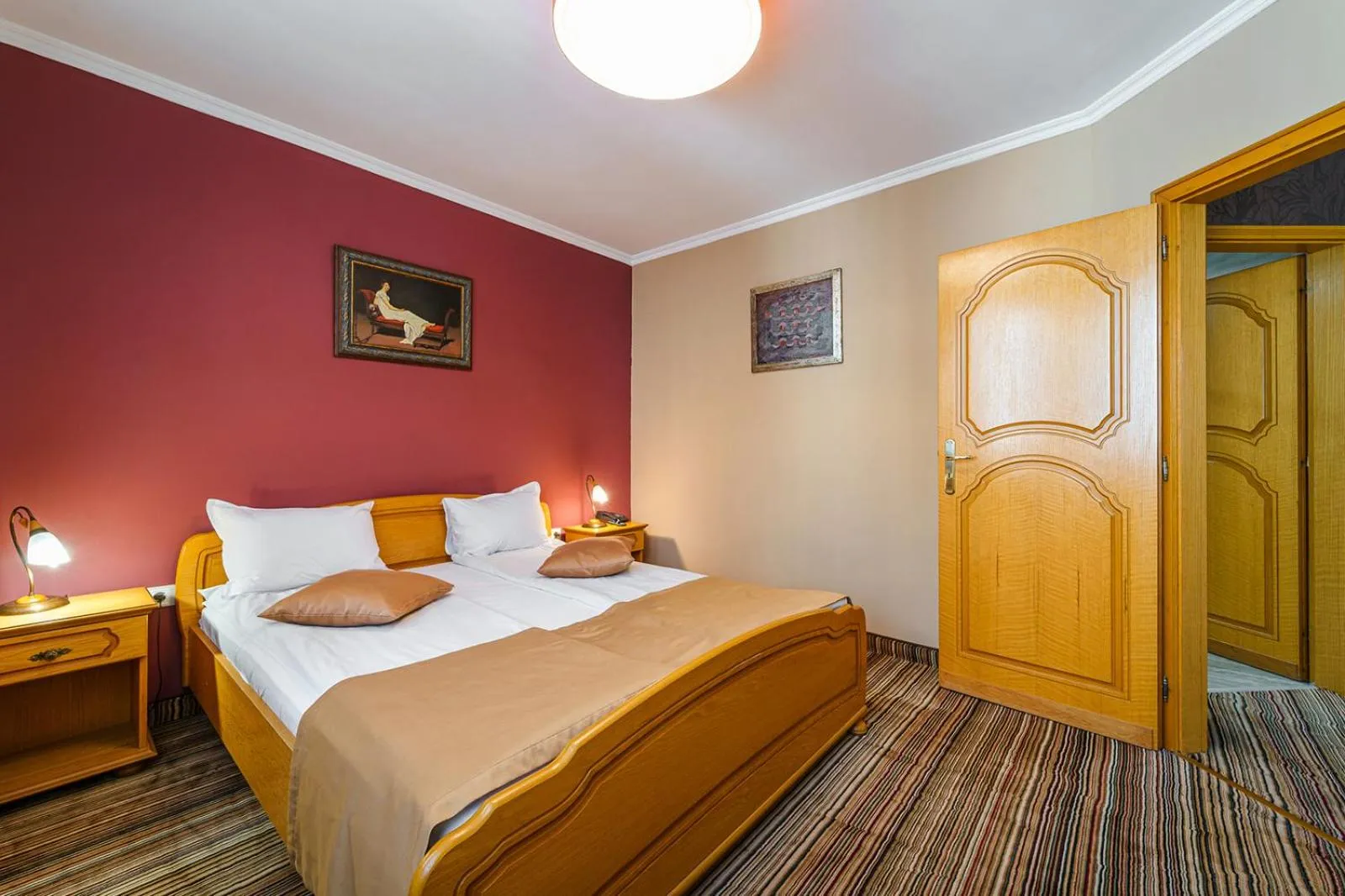 Photo of the whole room, Bed in Hotel Avion - Self check in