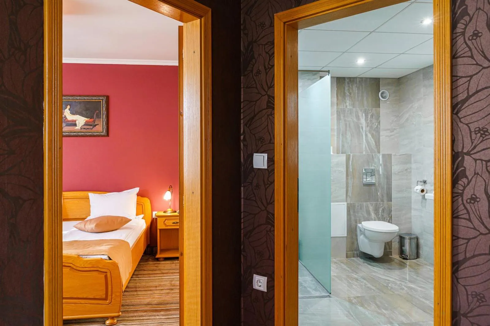 Shower, Bed in Hotel Avion - Self check in